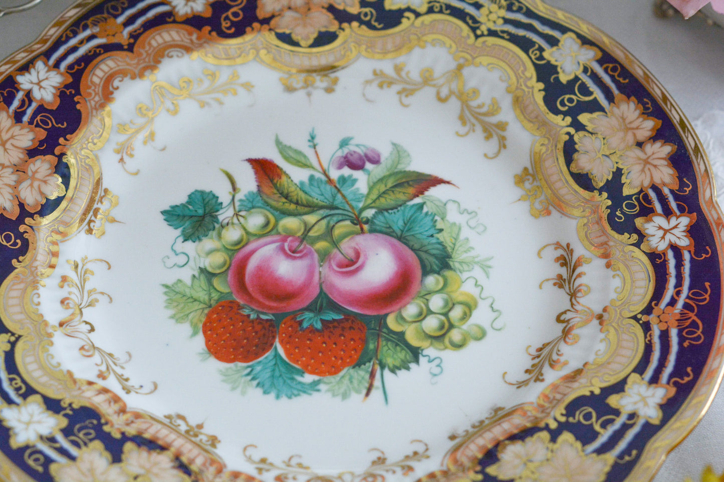 リッジウェイの素晴らしさを体感いただけるプレート。豪華絢爛という言葉がぴったりです。コバルトブルーに、金彩。エナメル画のイチゴやさくらんぼは瑞々しく描かれています。息を呑む美しさとでも言いましょうか。19世紀の素晴らしいプレートで、お茶の時間をお楽しみください。キャビネットプレートとしてお部屋に飾っていただいても素敵です。