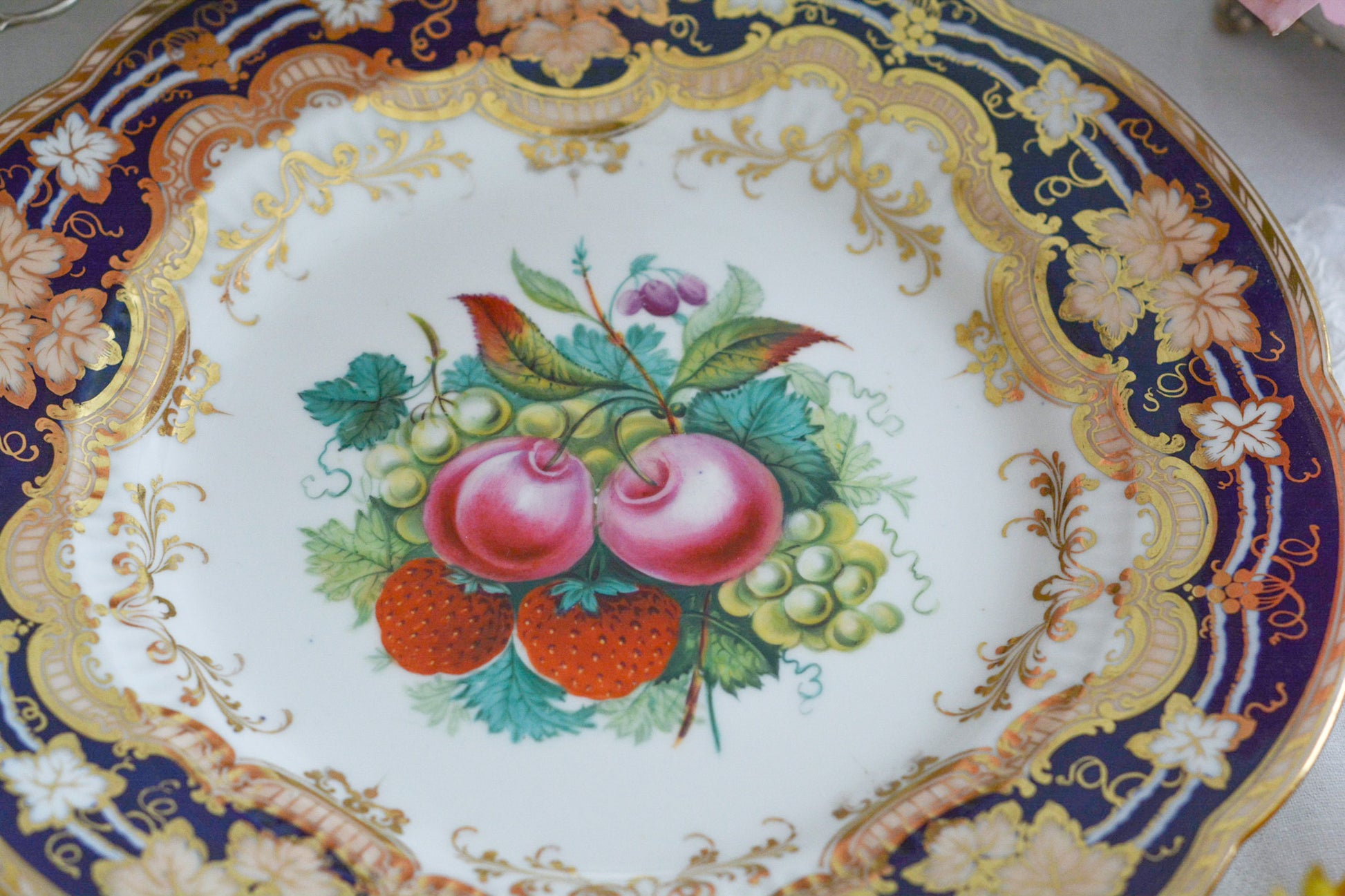リッジウェイの素晴らしさを体感いただけるプレート。豪華絢爛という言葉がぴったりです。コバルトブルーに、金彩。エナメル画のイチゴやさくらんぼは瑞々しく描かれています。息を呑む美しさとでも言いましょうか。19世紀の素晴らしいプレートで、お茶の時間をお楽しみください。キャビネットプレートとしてお部屋に飾っていただいても素敵です。