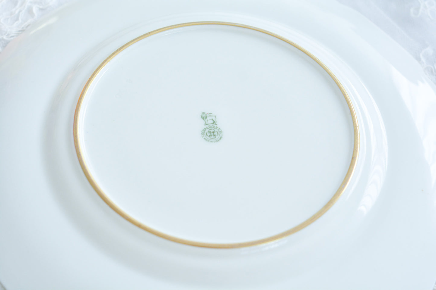 美しいコバルトブルーのお色に、豪華な金彩の模様。ロイヤルドルトンのとっても豪華なディナープレートです。大きいサイズなので、サービングプレートにもお使いいただけます。どんなお菓子やお料理も華やかに演出してくれそう。状態も大変よく、活躍してくれること間違いなしです!