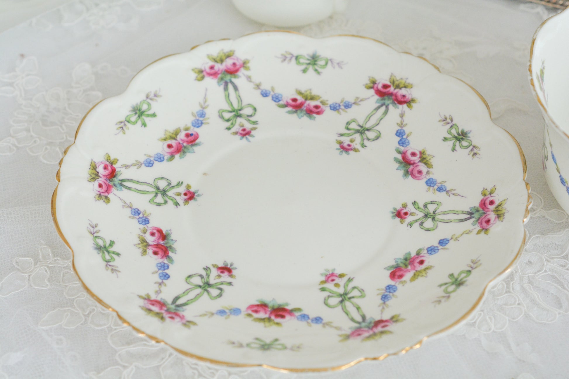 コリンウッドのリボンにバラのガーランドがとっても可愛らしいティートリオ、ミルクジャグ、スロップボウル、デザートプレートがやってきました!ハンドペイントで色つけされたバラやリボンを眺めているだけで気持ちが上向きになる可愛らしさです。ぜひ春のティータイムに。プルダウンから、単品ご選択頂けます