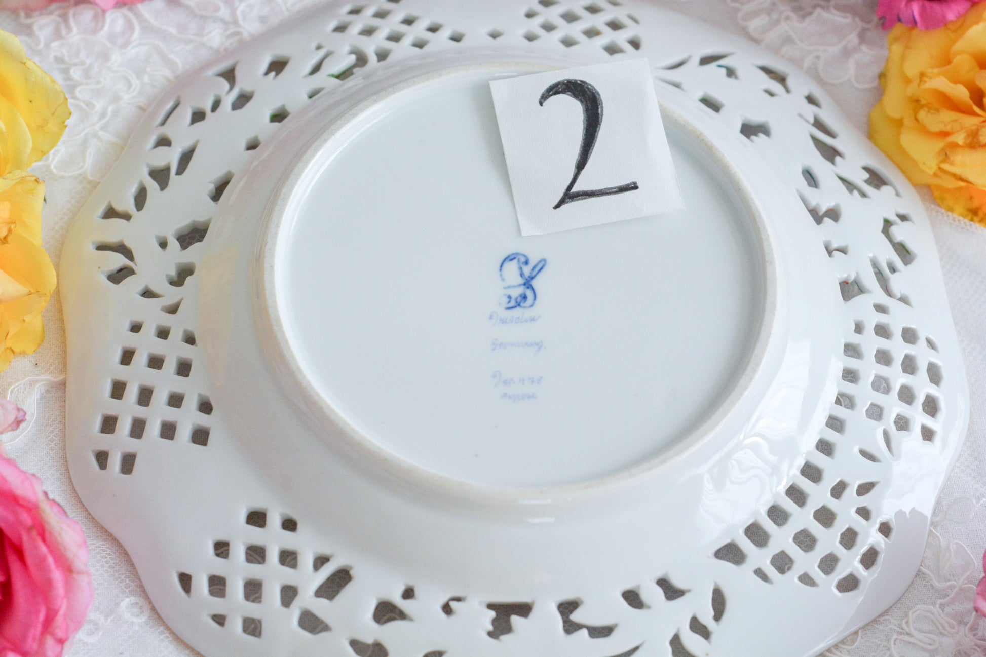 オーストリアの「国の母」とたたえられたハプスブルグ家の女帝「マリア・テレジア」。のちにフランス国王ルイ16世に嫁いだマリー・アントワネットの母でもあります。その名前にふさわしく、また、ウィーンの煌びやかな芸術や宮殿を思わせるような華やかで美しい世界観のプレートです。カール・ティーメの素晴らしいハンドペイントの絵付けをお楽しみください。