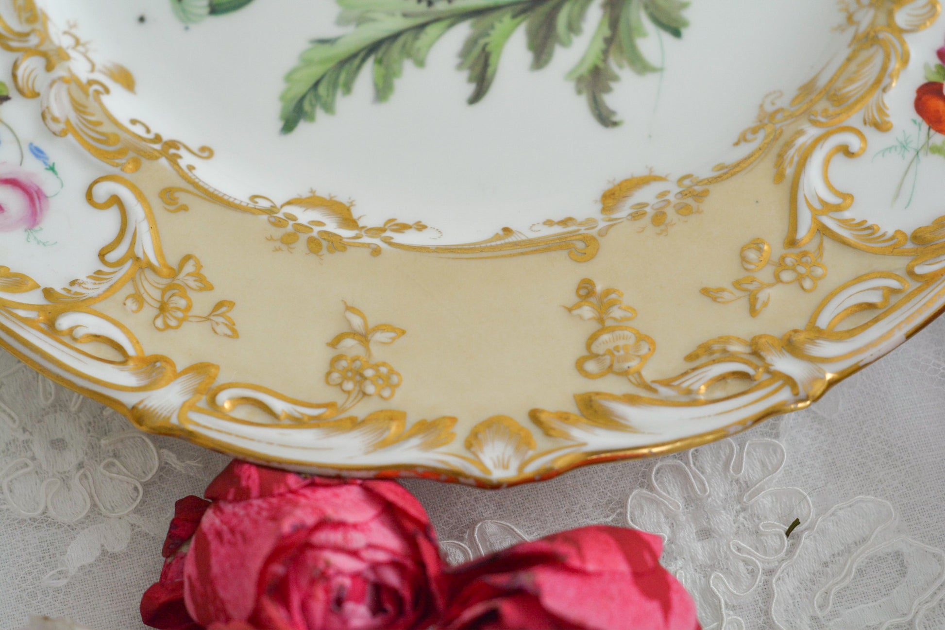 1830年代ごろに作られたキャビネットプレート。中央には大きなアネモネがハンドペイントで写実的に描かれています。装飾もロココリバイバルスタイルの豪華な模様が描かれていて、とても華やかなお品です。キャビネットプレートとして飾っていただいても、サービングプレートやランチョンプレートとしてお使いいただいても素敵だと思います。