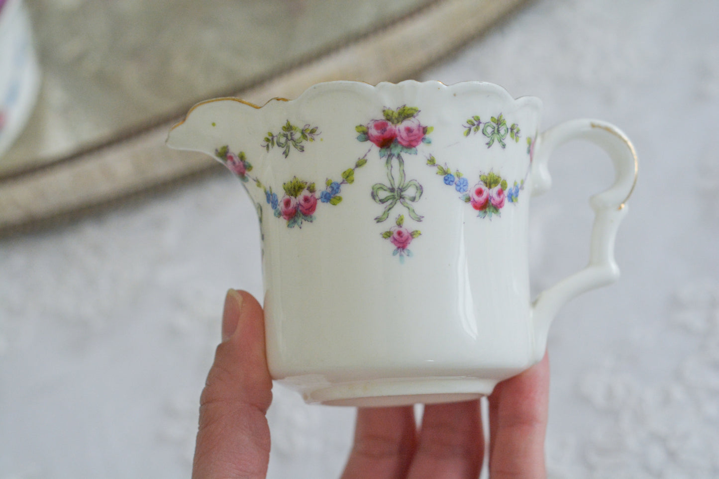 コリンウッドのリボンにバラのガーランドがとっても可愛らしいティートリオ、ミルクジャグ、スロップボウル、デザートプレートがやってきました!ハンドペイントで色つけされたバラやリボンを眺めているだけで気持ちが上向きになる可愛らしさです。ぜひ春のティータイムに。プルダウンから、単品ご選択頂けます