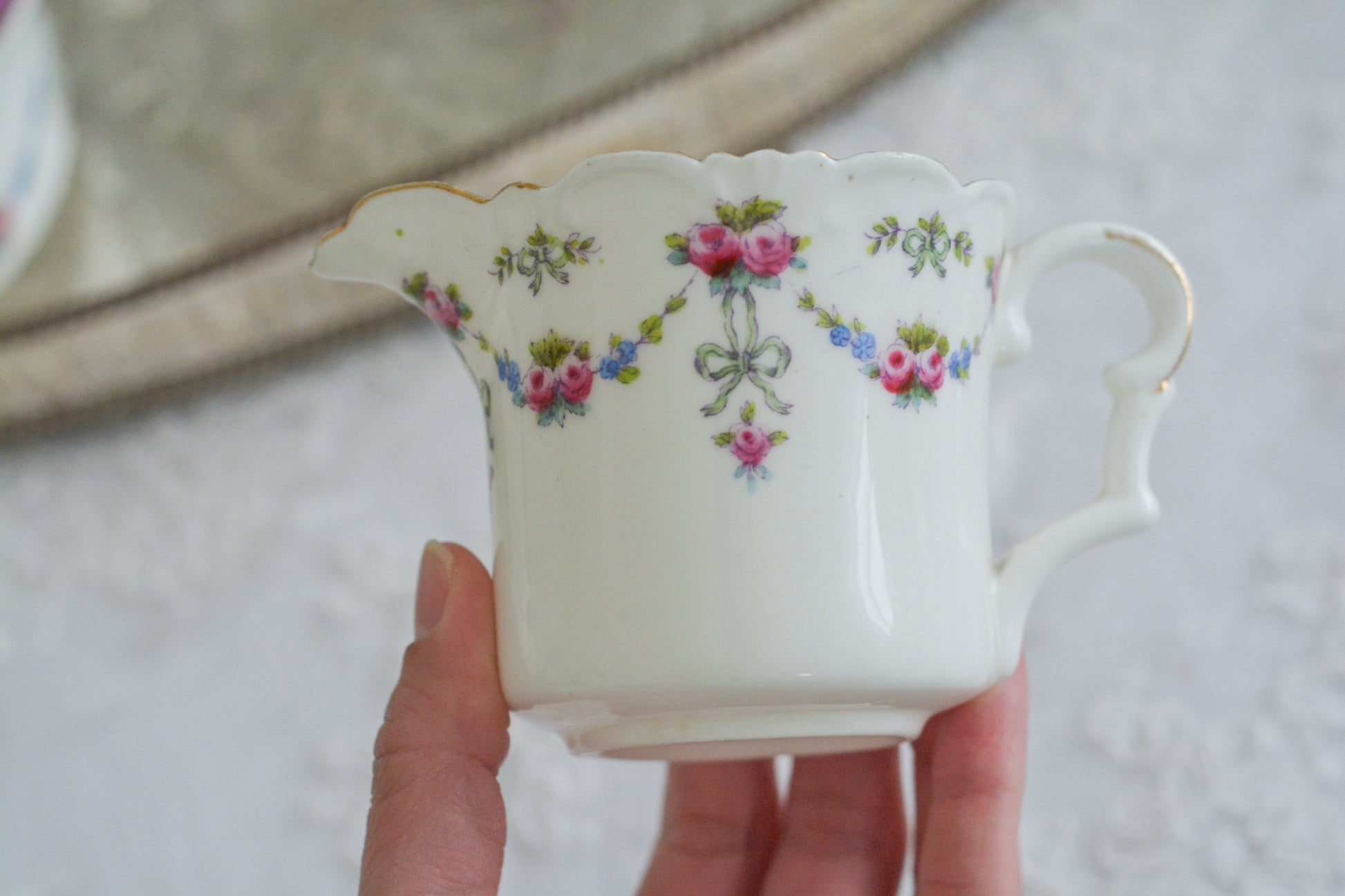 コリンウッドのリボンにバラのガーランドがとっても可愛らしいティートリオ、ミルクジャグ、スロップボウル、デザートプレートがやってきました!ハンドペイントで色つけされたバラやリボンを眺めているだけで気持ちが上向きになる可愛らしさです。ぜひ春のティータイムに。プルダウンから、単品ご選択頂けます