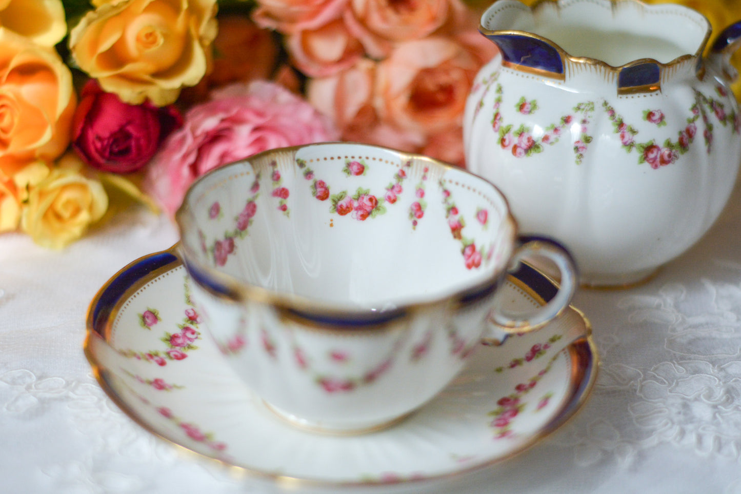 クレッセントのティーセット。薔薇のガーランドが大変可愛らしいお品です。Rose Antiquesはコールポートをはじめ英国のアンティーク食器をご紹介しています。