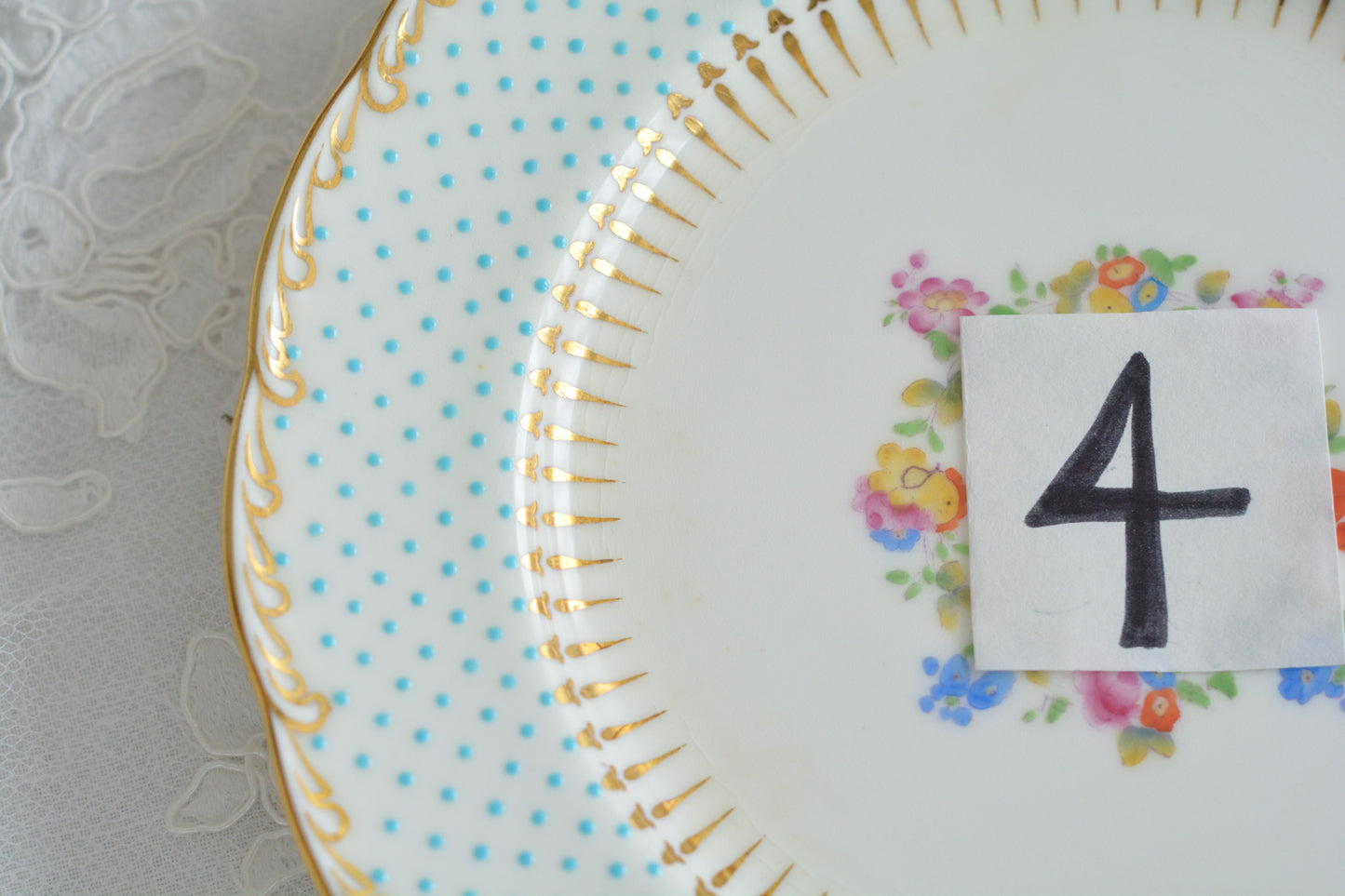 ティファニー特注の洗練された美しさとエナメルジュールの高度な技法で描かれた立体的なドット模様が素晴らしい、ミントンのデザートプレートです。ティファーニーらしい上品なプレートですね。ミントンブルーのプレートでデザートタイムをお楽しみください。こちらはどのプレートにも貫入が見られます。そのためお買い得価格になっています。