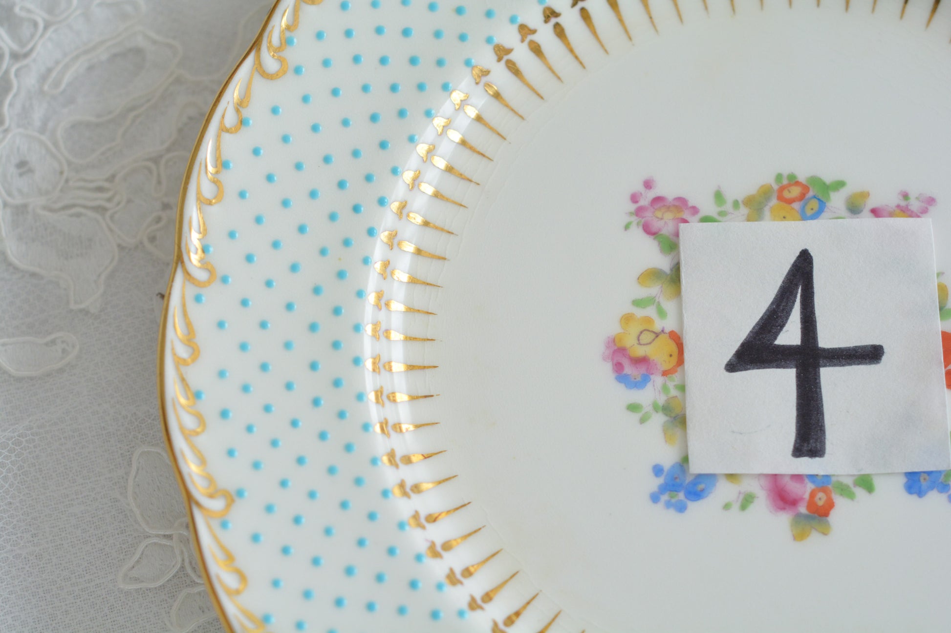 ティファニー特注の洗練された美しさとエナメルジュールの高度な技法で描かれた立体的なドット模様が素晴らしい、ミントンのデザートプレートです。ティファーニーらしい上品なプレートですね。ミントンブルーのプレートでデザートタイムをお楽しみください。こちらはどのプレートにも貫入が見られます。そのためお買い得価格になっています。