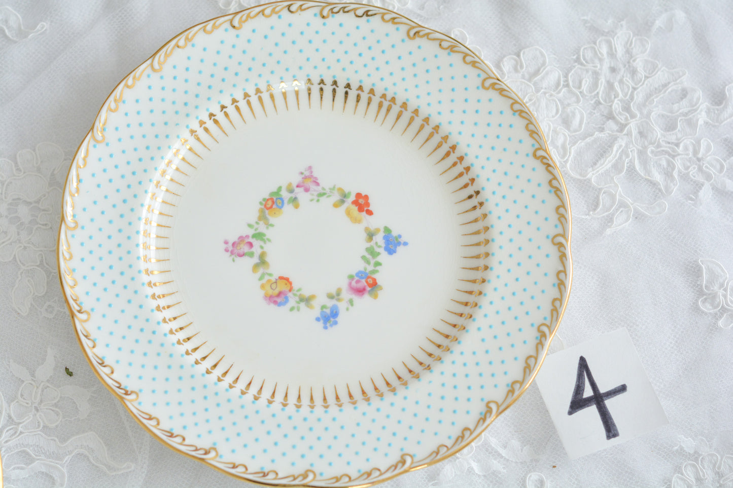 ティファニー特注の洗練された美しさとエナメルジュールの高度な技法で描かれた立体的なドット模様が素晴らしい、ミントンのデザートプレートです。ティファーニーらしい上品なプレートですね。ミントンブルーのプレートでデザートタイムをお楽しみください。こちらはどのプレートにも貫入が見られます。そのためお買い得価格になっています。