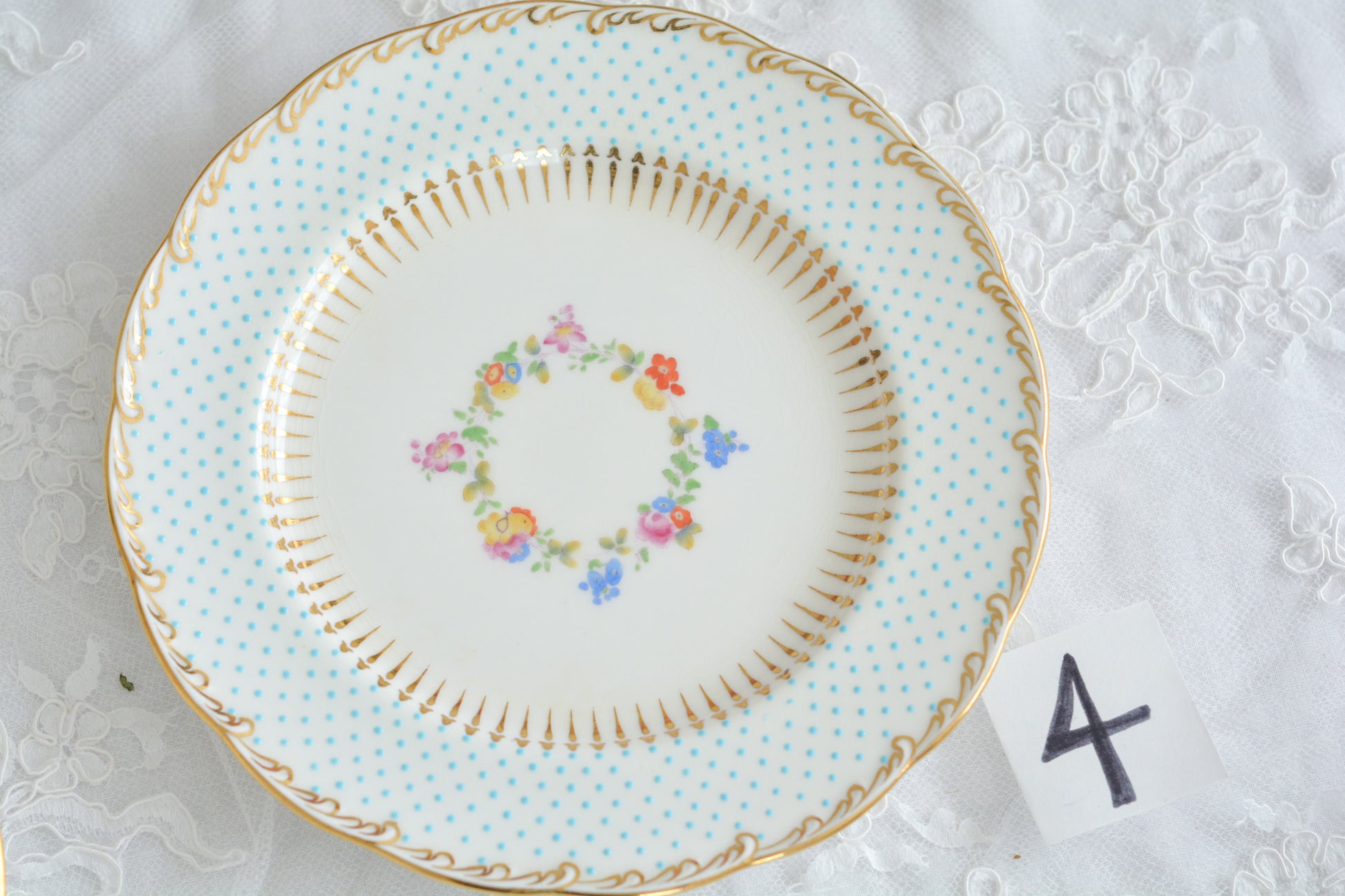 ティファニー特注の洗練された美しさとエナメルジュールの高度な技法で描かれた立体的なドット模様が素晴らしい、ミントンのデザートプレートです。ティファーニーらしい上品なプレートですね。ミントンブルーのプレートでデザートタイムをお楽しみください。こちらはどのプレートにも貫入が見られます。そのためお買い得価格になっています。