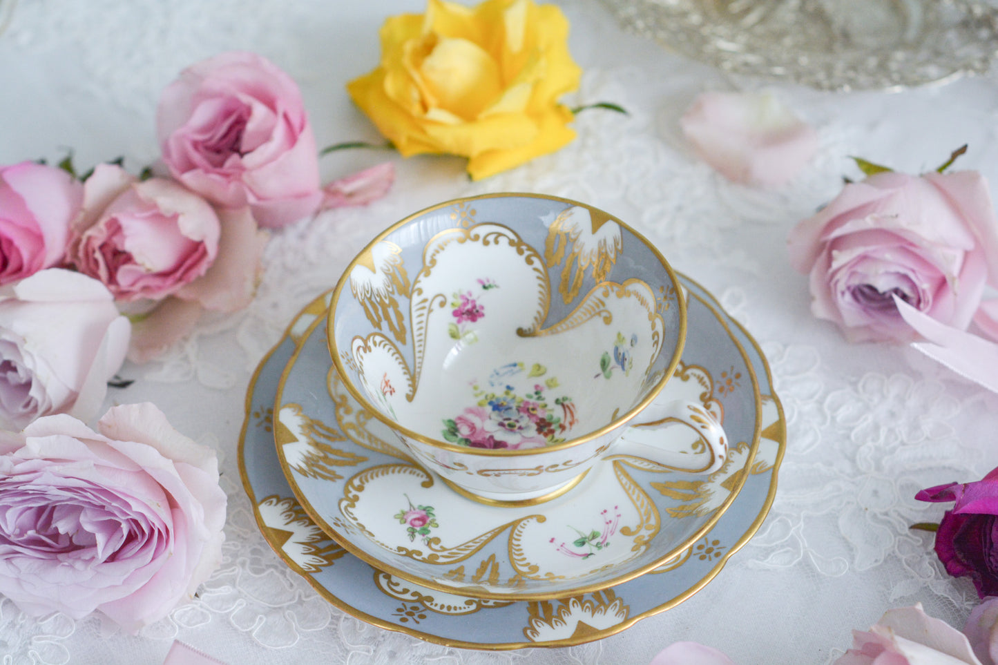 グレーカラーにハンドペイントで描かれた花々が美しいティートリオです。メーカーは不明ですが、以前ご紹介したハマースレイのアンティークトリオと雰囲気がよく似ています。金彩の模様もエレガントですね。残念ながらディーラーさんからの輸送時にカップにヒビが入ってしまいました。カップは観賞用となりますが、ソーサーとプレートはとても良い状態で、プレートのみお使いいただくこともできます。