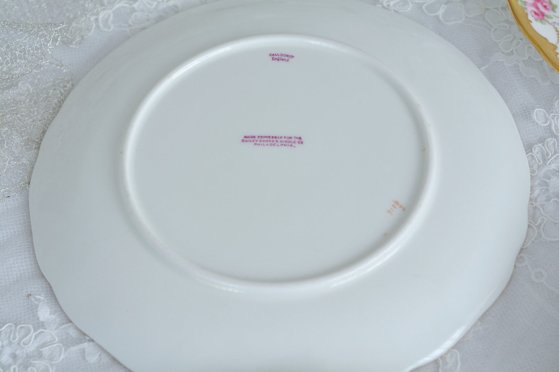 コウルドンのバラに忘れな草のガーランドが大変美しいデザートプレートです。縁の金彩は金盛りの模様が描かれてとても凝ったデザインとなっています。デザートタイムが一気に華やかになりますね。クリスマスのテーブルコーディネートにもぜひ。