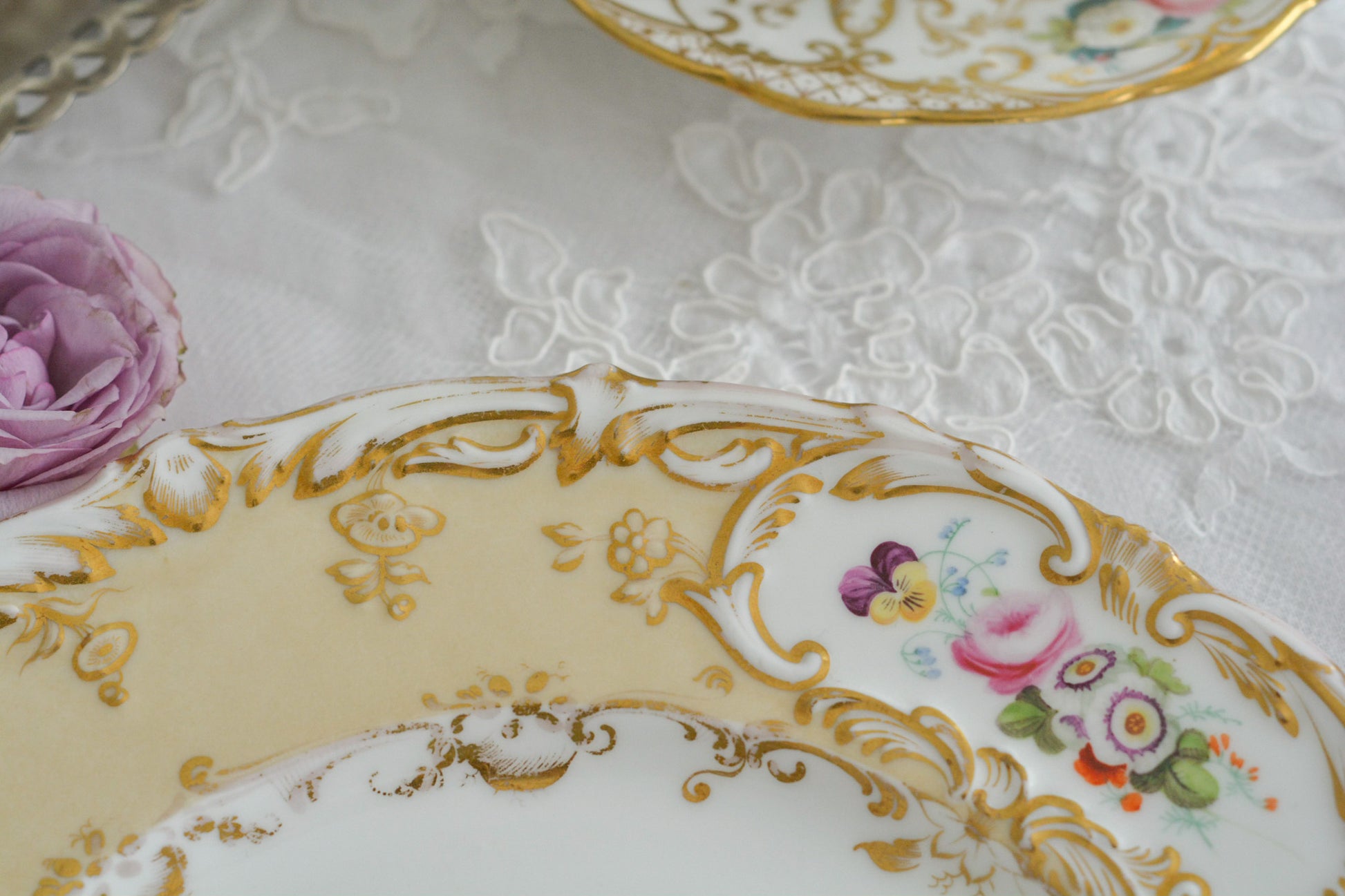 1830年代ごろに作られたキャビネットプレート。中央には大きなアネモネがハンドペイントで写実的に描かれています。装飾もロココリバイバルスタイルの豪華な模様が描かれていて、とても華やかなお品です。キャビネットプレートとして飾っていただいても、サービングプレートやランチョンプレートとしてお使いいただいても素敵だと思います。