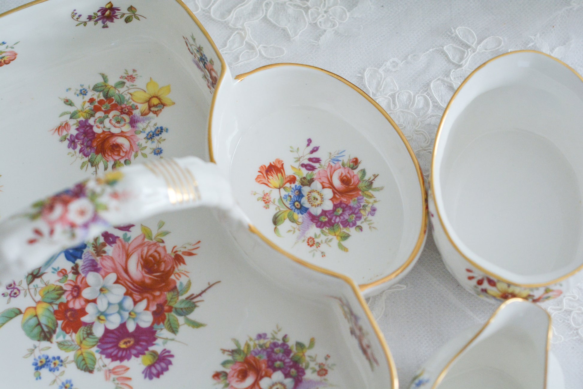 ハマースレイのハワードスプレイシリーズのストロベリーバスケット。ストロベリーバスケットは、イチゴを入れるバスケットでシュガー入れとクリーマーがついています。生産量が少なく、とても人気があるアイテムの一つ。こちらは老舗高級食器店のT.GOODEの特注品です。人気のハワードスプレイの華やかなストロベリーバスケットは、イチゴはもちろん、スコーンや焼き菓子などを乗せても素敵ですね。