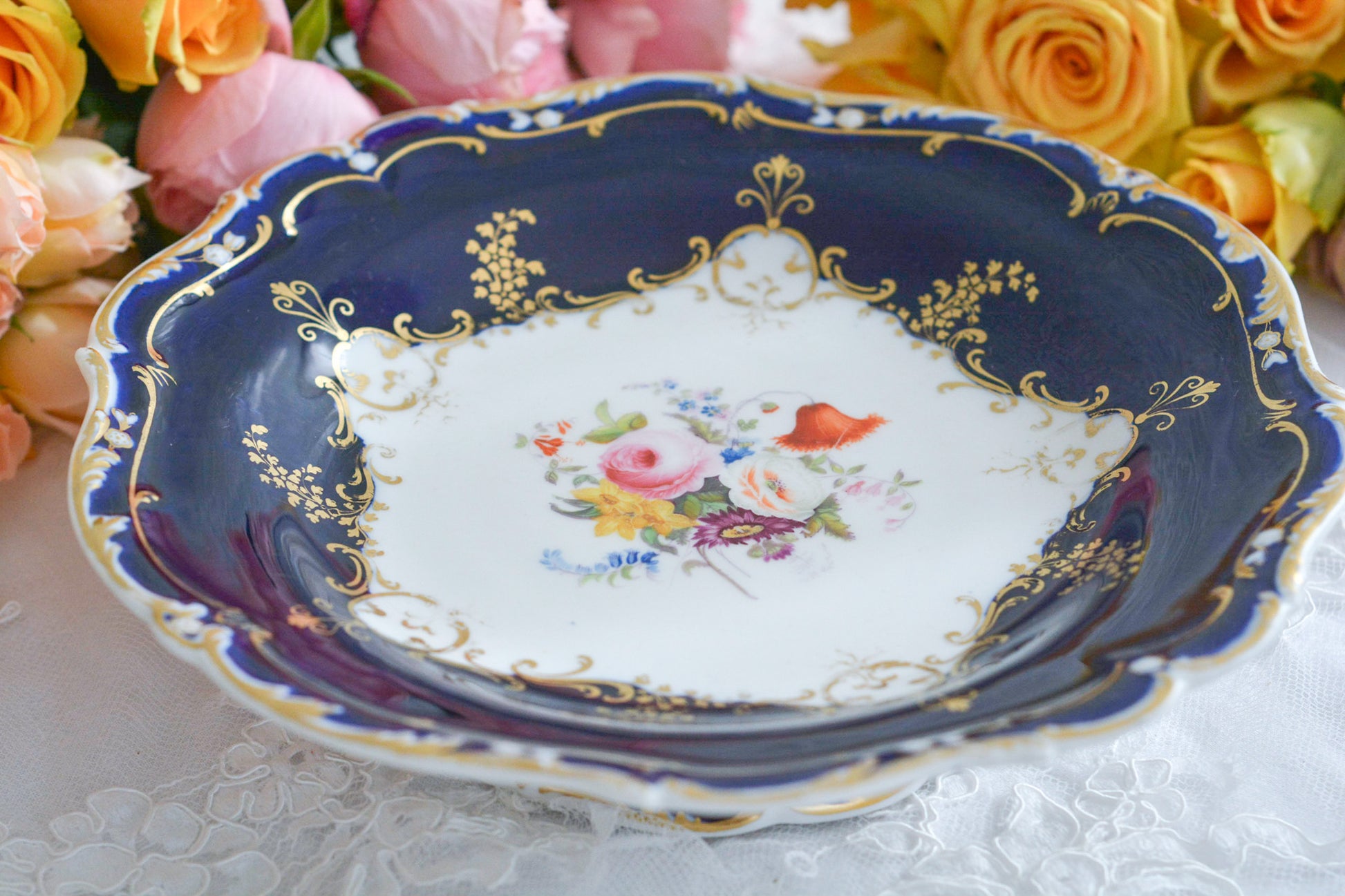 コバルトブルーカラーの美しいミントンのタッツァです。タッツァとはコンポートのような脚付きのプレートです。フルーツやお菓子を盛り付けるのにとても重宝するお品。美しいコバルトブルーカラーにハンドペイントのブーケがとても美しいです。あなたの大切なティータイムに是非お使いください