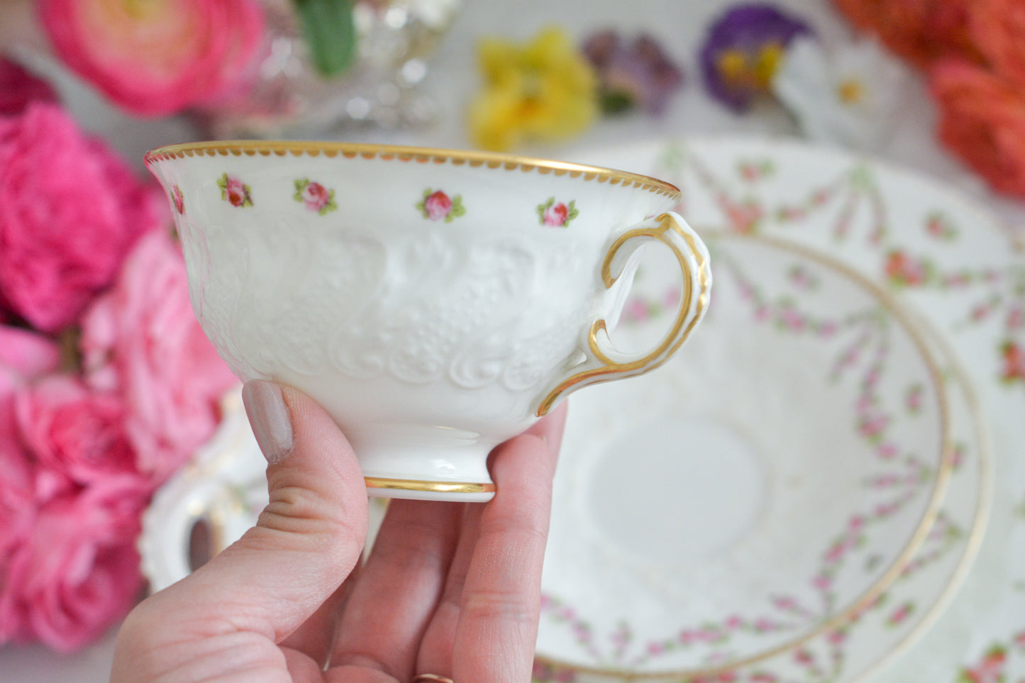 バラのガーランド模様が可愛らしい、ジョージ・ジョーンズ・クレッセントのセットです。カップ&ソーサー、サイドプレート、B&Bプレートのとても便利なセットです。クレッセントらしい可憐で上品な雰囲気がティータイムを盛り上げます。素磁の模様もとっても可愛らしいですよ。