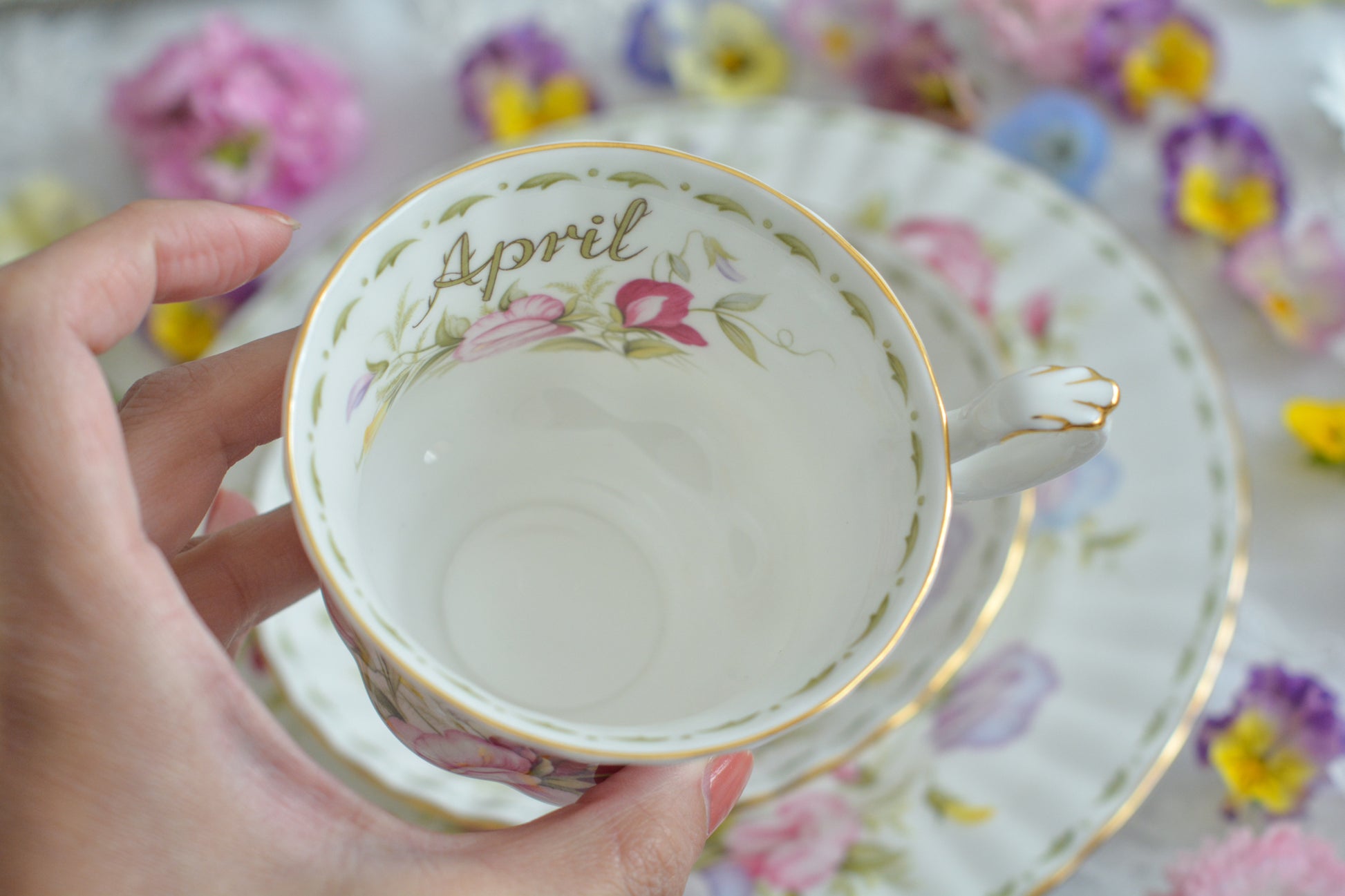 ロイヤルアルバートの人気シリーズの一つ、「フラワーオブマンス」1月から12月までそれぞれの季節のお花がモチーフのシリーズで、ついつい集めたくなってしまう魅力があります。今回ご紹介するのは、4月(April)。4月のお花はスイトピーです。春らしい明るいカラーでとても可愛らしいお品。貴重なトリオとなっております。4月生まれの方はもちろん、コレクションしてらっしゃる方、お探しの方もぜひ。