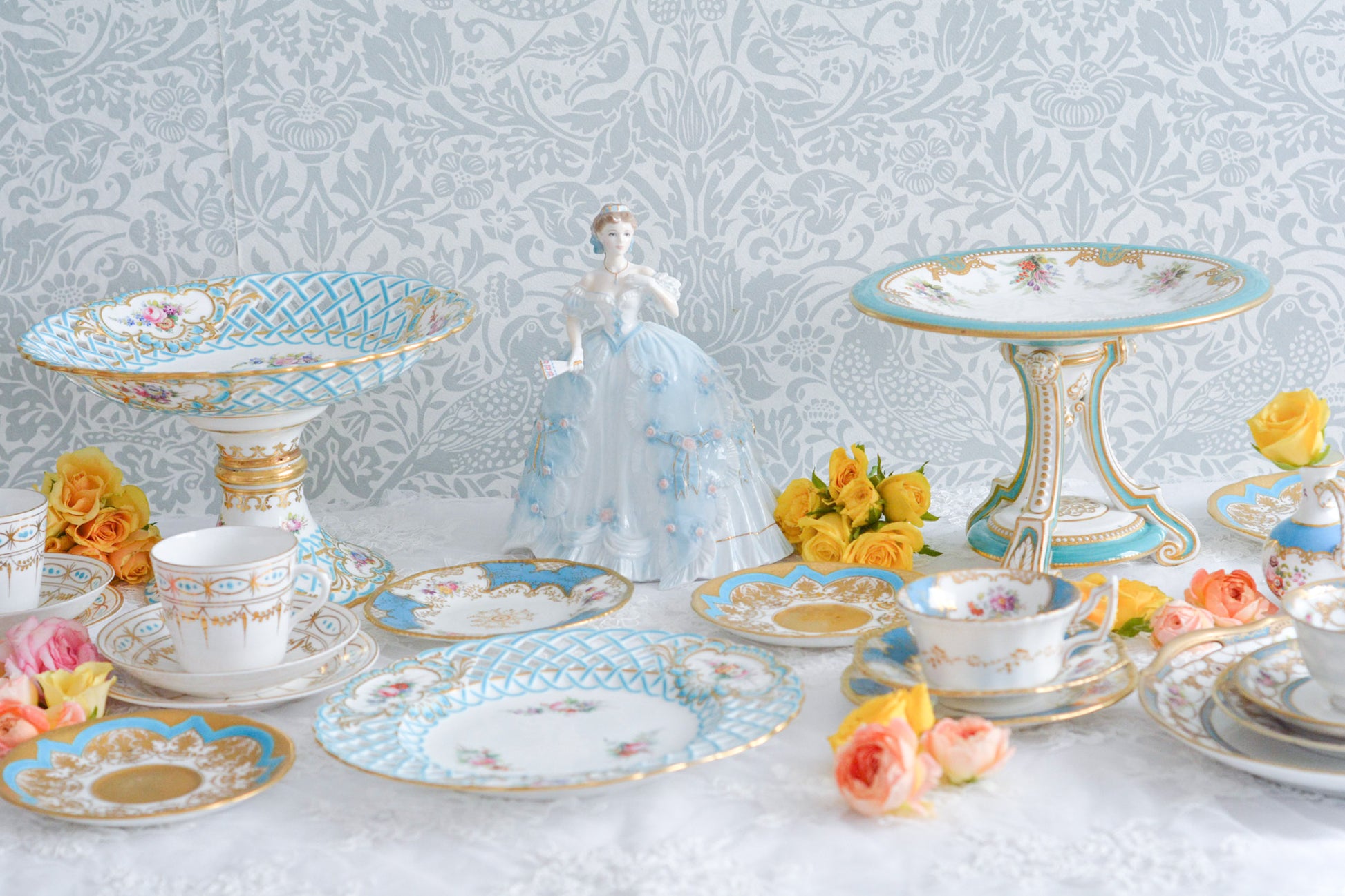 The First Quadrilleという題名のとても可愛らしいロイヤルウースターのフィギュリンです。フィギュリンの題名の通り「初めての舞踏会」に出たご令嬢がモデルになっています。可愛らしいお顔のお嬢様ですが、表情には少し緊張している様子がうまく表現されていると思いませんか?ドレスは爽やかな水色に大きなリボンと薔薇の花がたくさんついていて、舞踏会デビューを華やかに飾っています。とても可愛らしく、美しいフィギュリンでテーブルやお部屋に花を添えてくれます。