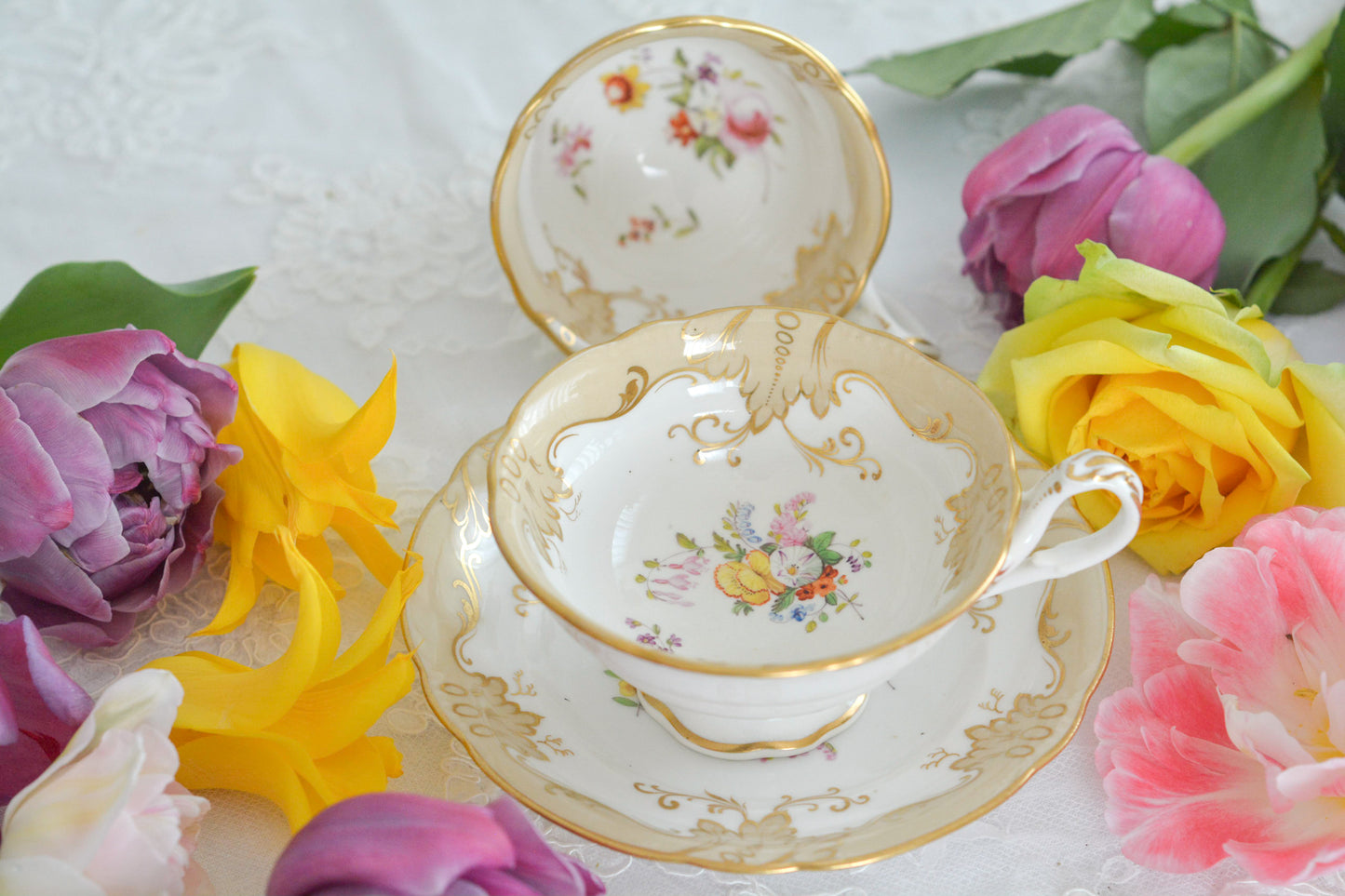 リッジウェイの優雅なトゥルートリオです。ハンドルがとても可愛らしく、ハンドペイントで描かれたお花達も生き生きと描かれています。トゥルートリオは、ティーカップ、コーヒーカップ、ソーサーのセットでヴィクトリア時代の初期頃まではトリオといえばこちらが主流でした。今ではとても貴重になっています。紅茶もコーヒーも楽しめるのがいいですね。