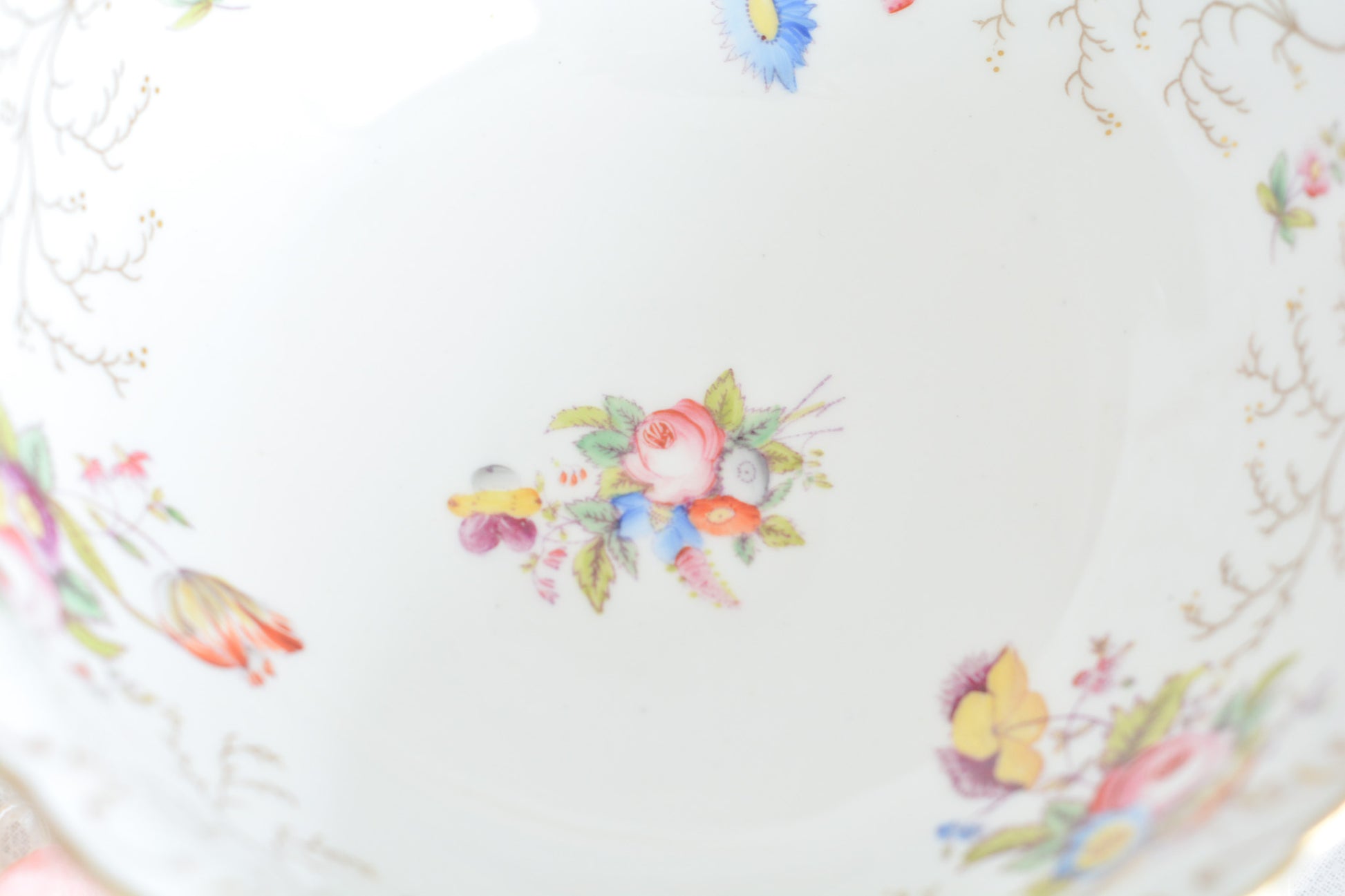 コールポートの花々と宿木?の描かれたプレートです。私は宿木シリーズと呼んでおります。ハンドペイントで生き生きと描かれたお花と、繊細で丁寧に描かれた金彩の宿木がコールポートらしく上品です。華やかでクリスマスにもぴったりな雰囲気ですね。スロップボウルは、元々はティータイムの際に湯こぼしの器として使われてきました。サラダなどを盛り付けても素敵です。