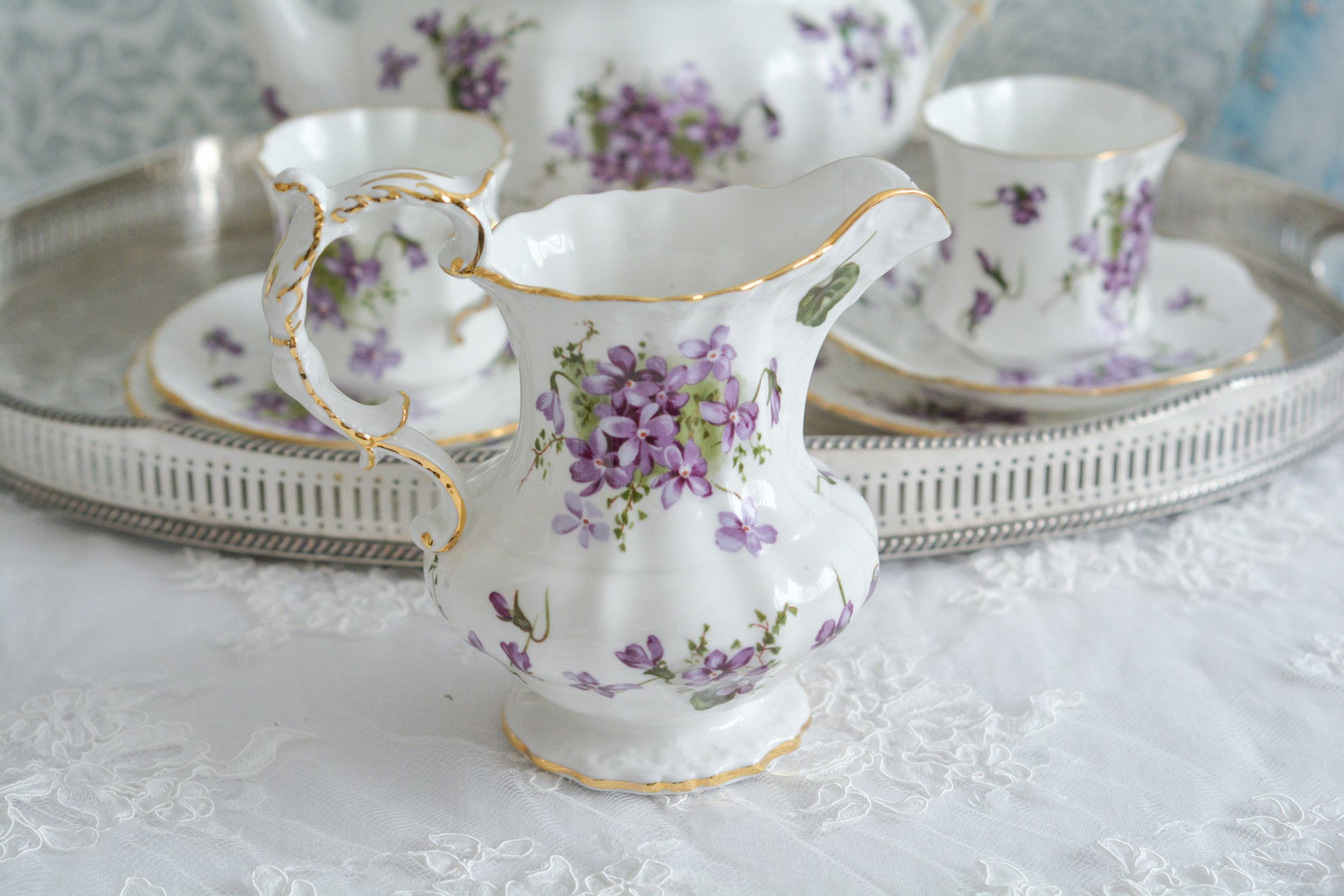 英国ヴィンテージ、ハマースレイの大きなミルクジャグ。人気のヴィクトリアンバイオレットのお品です。とても可憐で優美なデザイン。Rose Antiquesはコールポートをはじめ、英国アンティーク、ヴィンテージの食器をご紹介しています。
