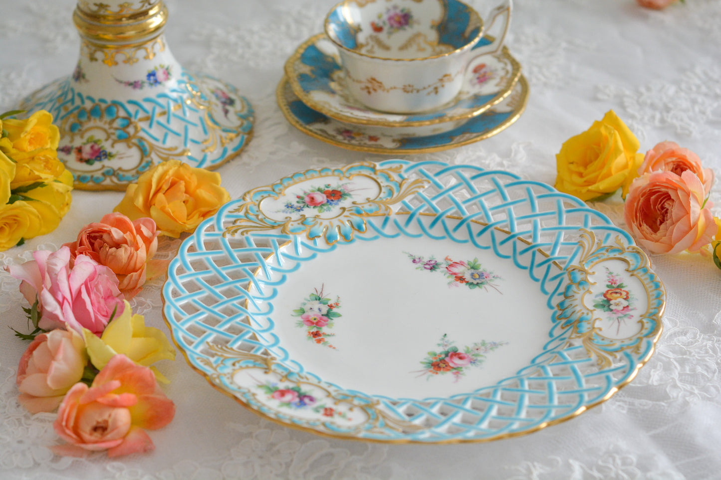 英国アンティークの中でも特に貴重なミントン8800番プレート。ミントンブルーの格子模様に、ハンドペイントの花々が大変美しいミントンの至宝のプレートです。