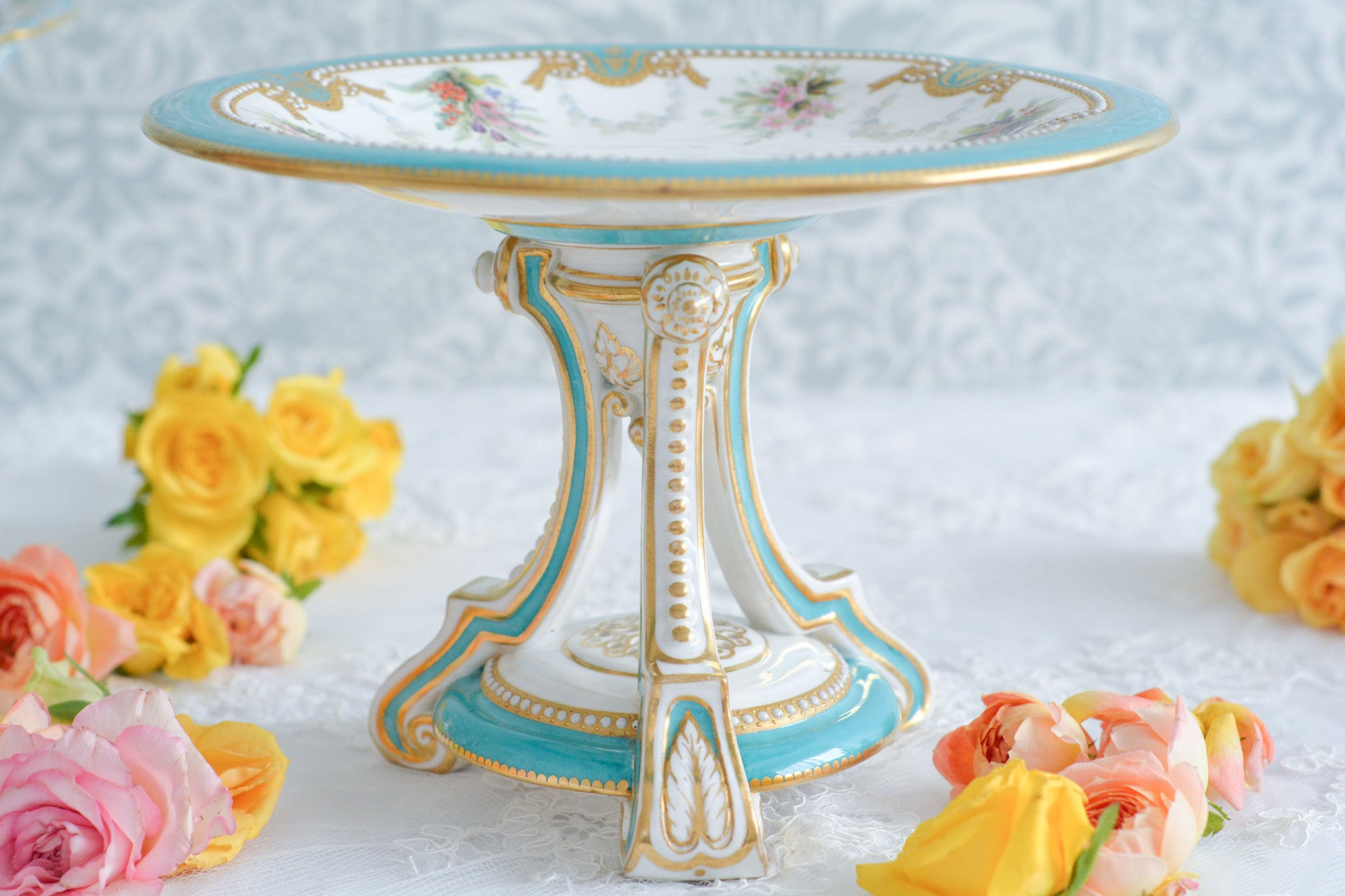 英国アンティーク、ミントンのターコイズブルーにエナメルのジュールが美しいコンポート。脚の部分の作りがミントンらしい繊細で優美な作品です。ハンドペイントで描かれた花々も生き生きとして特別なコンポートです。