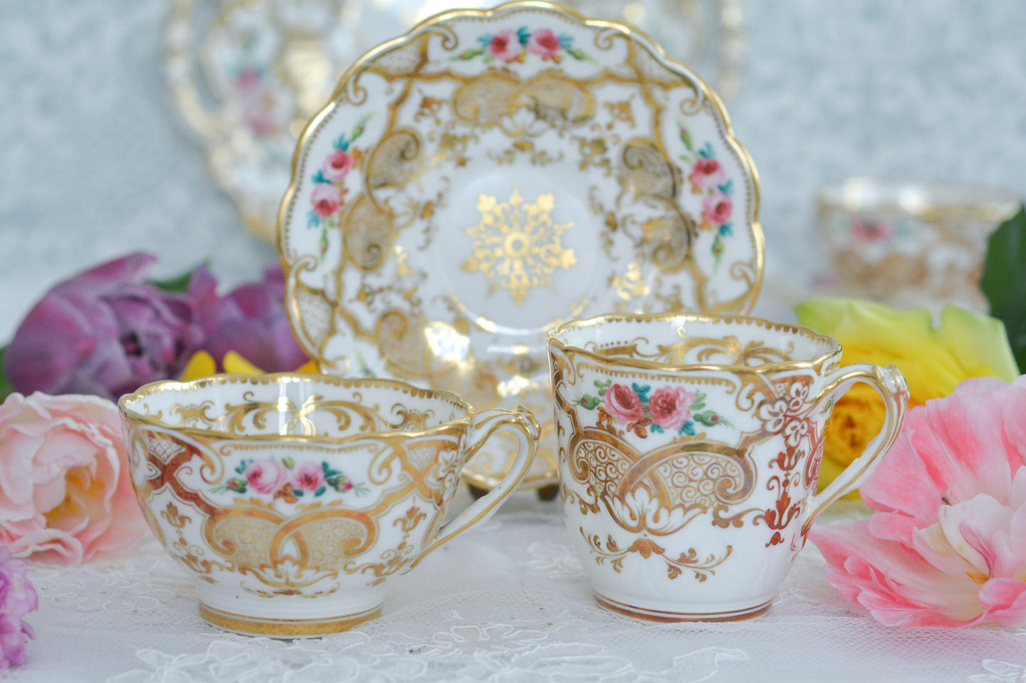 リッジウェイのフォリエージシェイプ(Foliage Shape)のトゥルートリオ。ハンドル部分には葉っぱの模様がついていてとても可愛らしいシェイプです。フォリエージシェイプもさまざまな絵柄やカラーがあります。こちらもリッジウェイらしい、力強く、豪華な作品で、とても存在感があります。トゥルートリオは、ティーカップ、コーヒーカップ、ソーサーのセットでヴィクトリア時代の初期頃まではトリオといえばこちらが主流でした。今ではとても貴重になっています。紅茶もコーヒーも楽しめるのがいいですね。