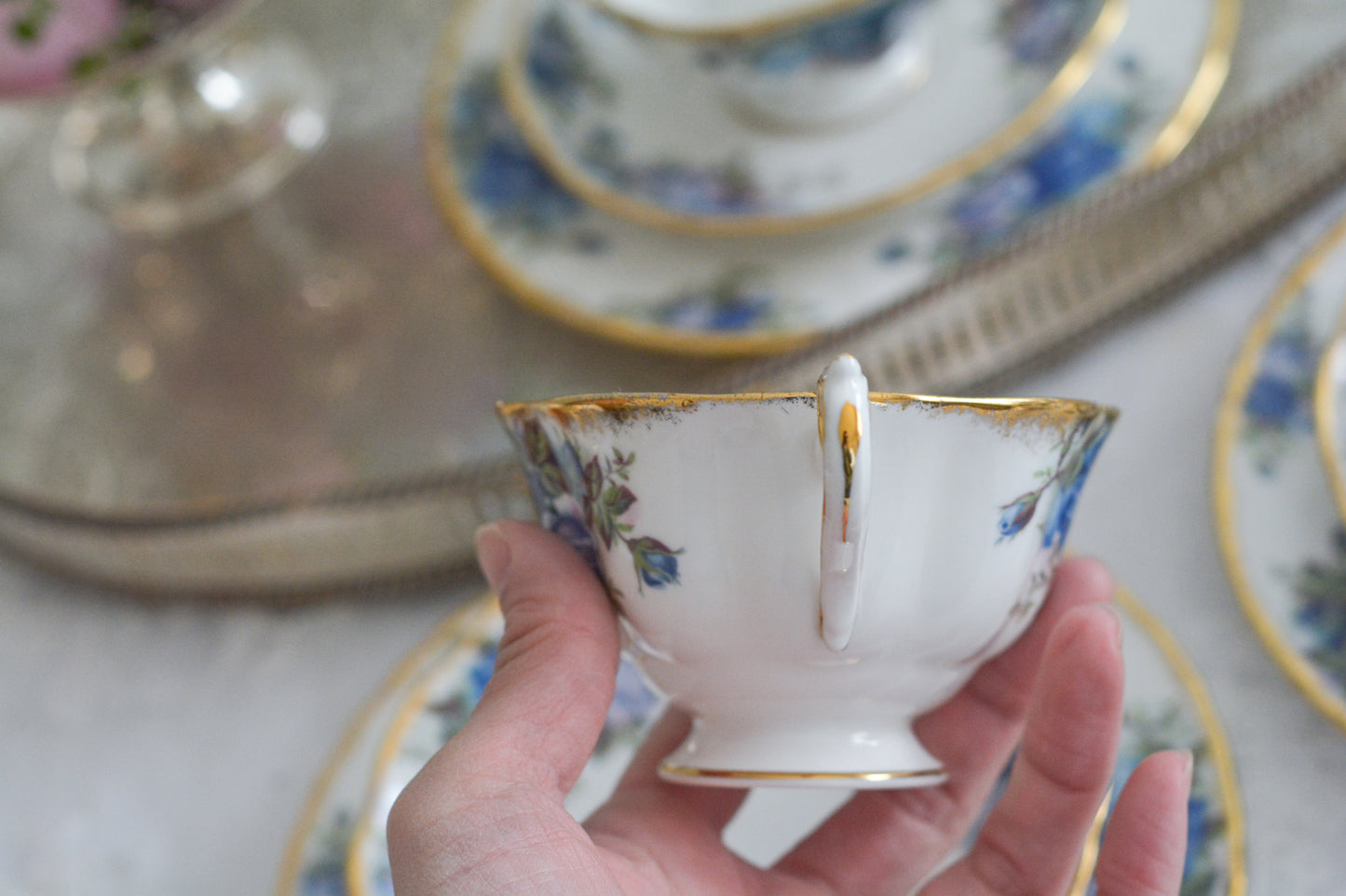 ブルーのバラが美しい、ロイヤルアルバートのムーンライトシリーズのティートリオです。オールドカントリーローズのブルーバージョンで、世界的に人気のあるシリーズです。英国湖水地方の庭園をイメージしたと言われる、美しい色合いがとても美しくティータイムを彩ります。こちらは全部で3点ございます。