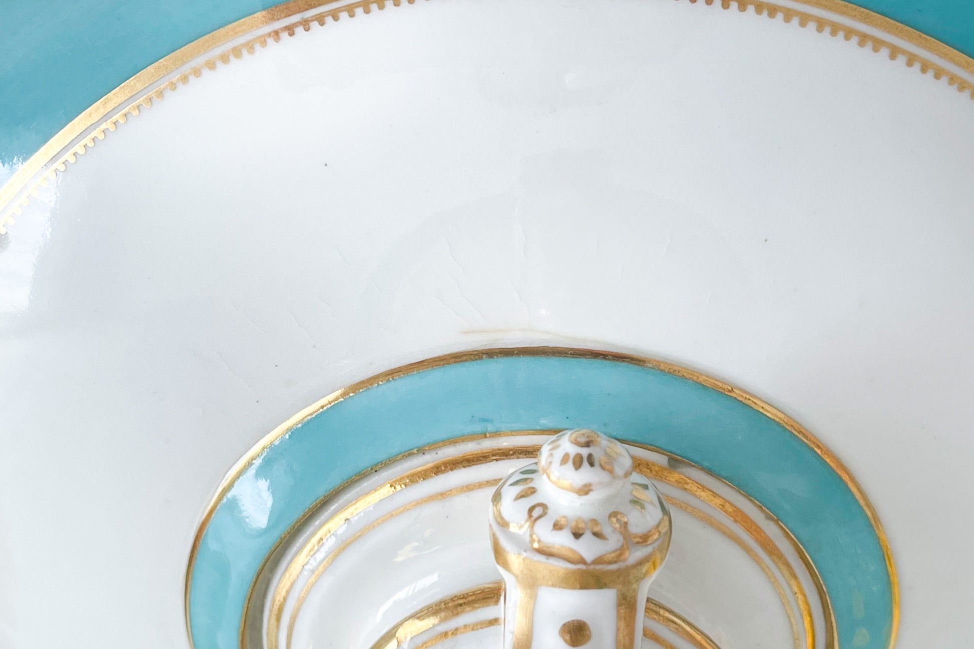 英国アンティーク、ミントンのターコイズブルーにエナメルのジュールが美しいコンポート。脚の部分の作りがミントンらしい繊細で優美な作品です。ハンドペイントで描かれた花々も生き生きとして特別なコンポートです。