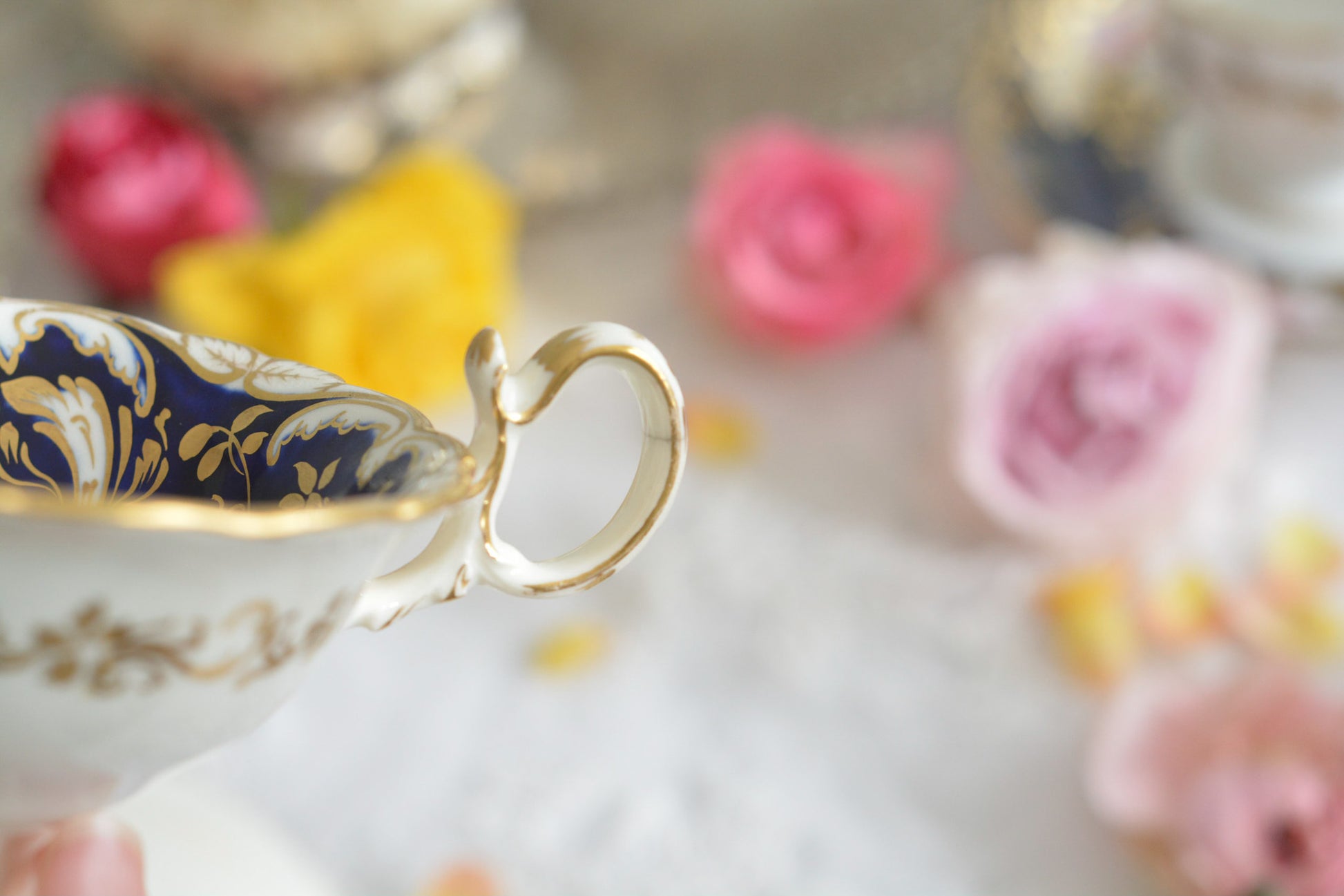 コバルトブルーに金彩の葉っぱ模様が大変美しい、コールポートアデレードシェイプのカップ&ソーサーです。優美なシェイプは大変美しく、重厚感がありながら繊細さも感じるお品です。カップに1ヶ所古いヒビが入っているためお値打ち価格になっています。ヒビはあるものの、ロココリバイバルの大変美しいカップです。