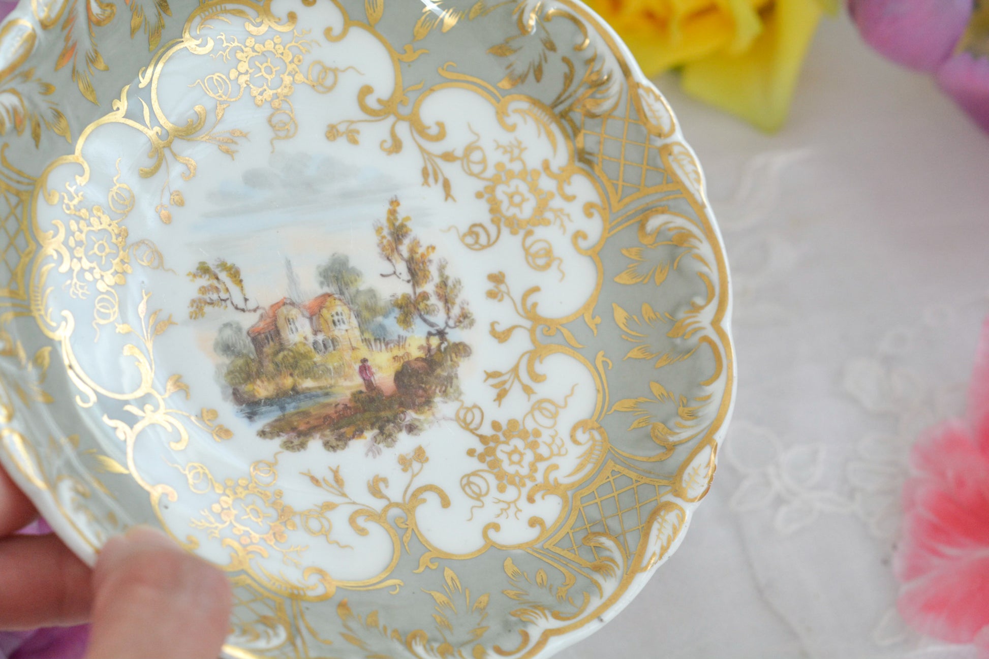 コールポートの中でも一番人気があるアデレードシェイプ。こちらはイギリスの美しい風景が描かれたお品です。のどかな風景がカップ、ソーサーそれぞれに描かれていてなんだかとても温かな気持ちになります。風景画を見ながら紅茶を楽しめる素敵なカップです。