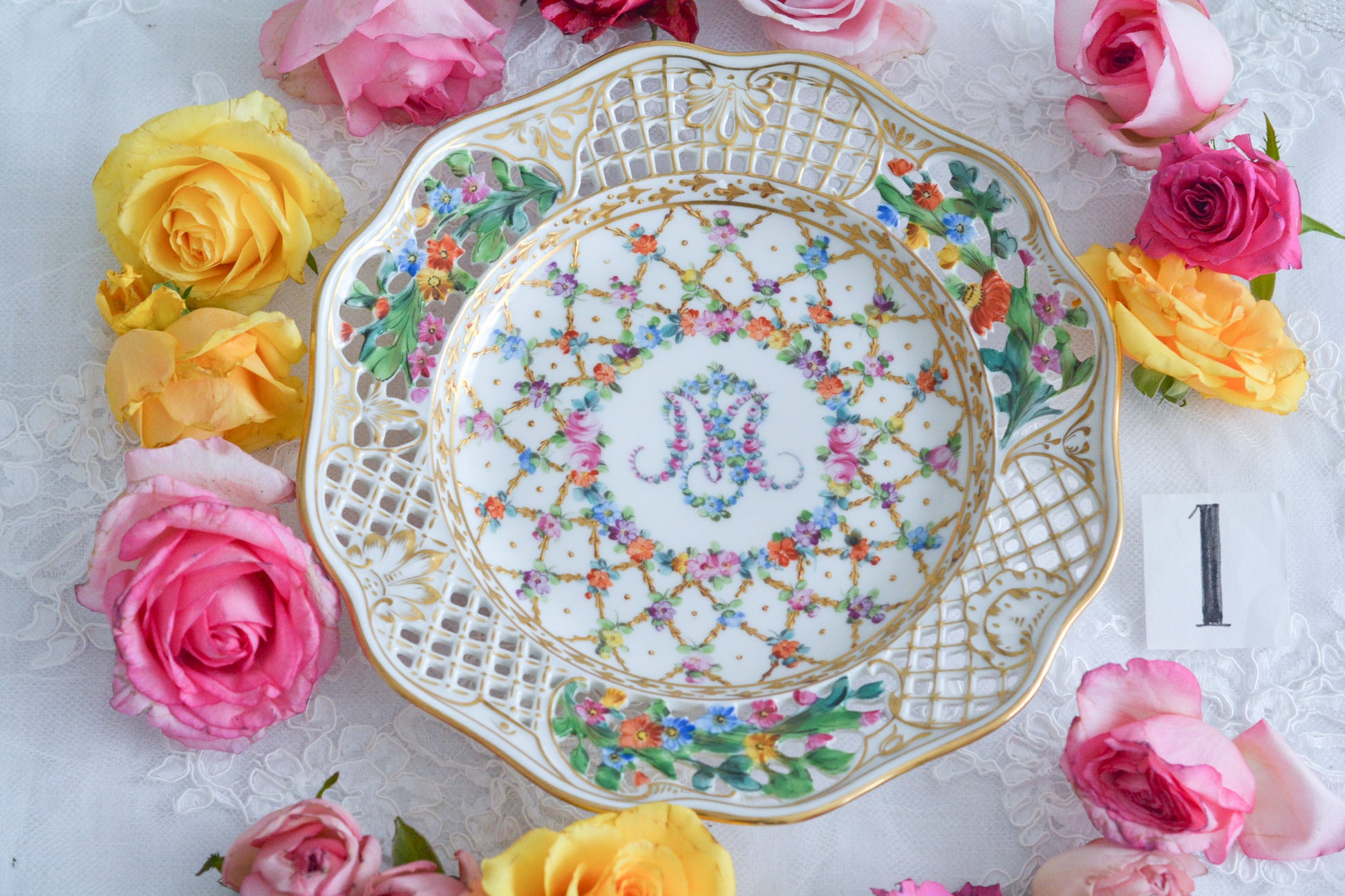 オーストリアの「国の母」とたたえられたハプスブルグ家の女帝「マリア・テレジア」。のちにフランス国王ルイ16世に嫁いだマリー・アントワネットの母でもあります。その名前にふさわしく、また、ウィーンの煌びやかな芸術や宮殿を思わせるような華やかで美しい世界観のプレートです。カール・ティーメの素晴らしいハンドペイントの絵付けをお楽しみください。