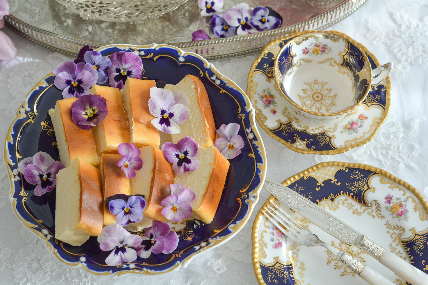 コバルトブルーカラーの美しいミントンのタッツァです。タッツァとはコンポートのような脚付きのプレートです。フルーツやお菓子を盛り付けるのにとても重宝するお品。美しいコバルトブルーカラーにハンドペイントのブーケがとても美しいです。あなたの大切なティータイムに是非お使いください