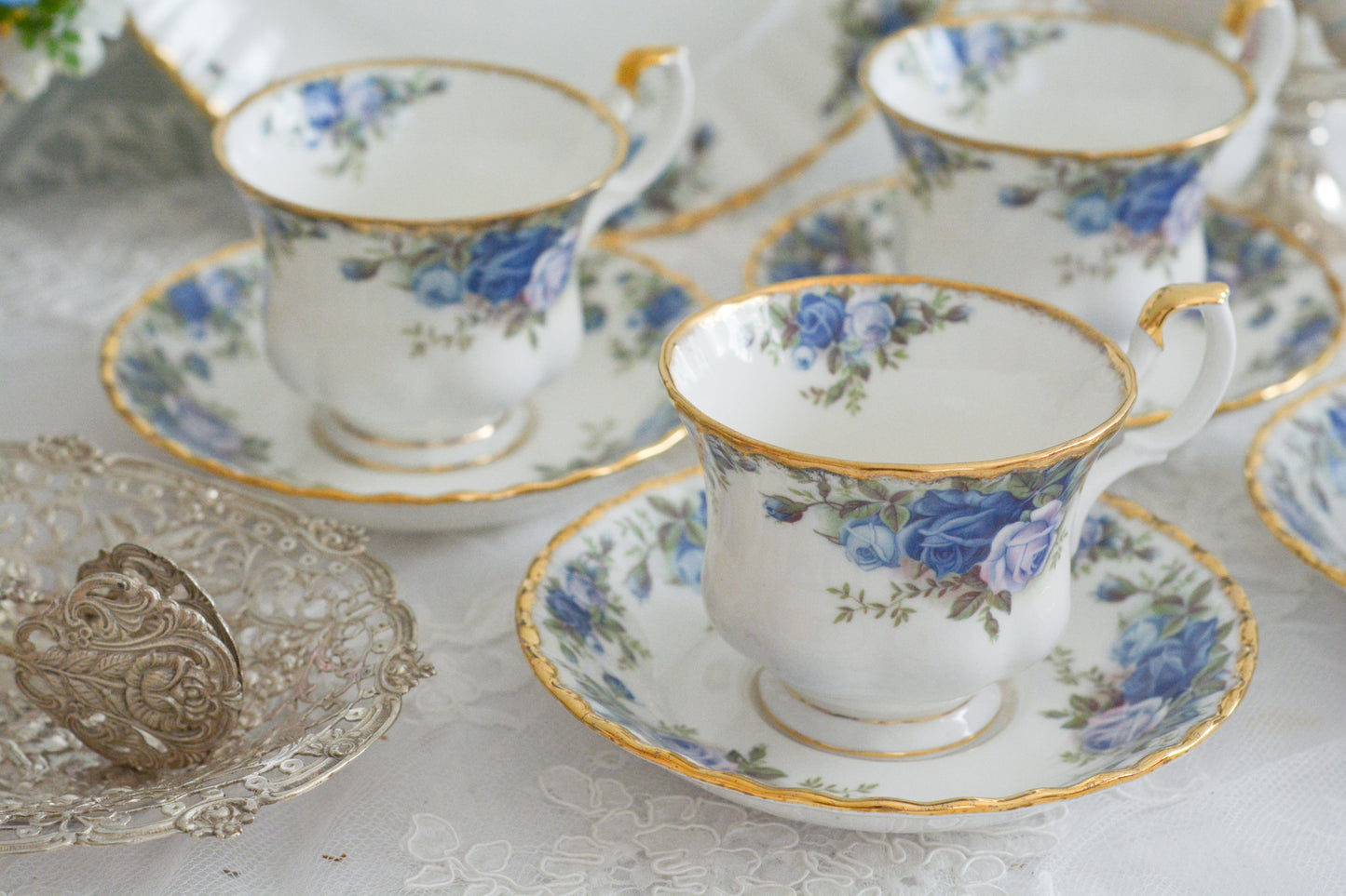 ブルーのバラが美しい、ロイヤルアルバートのムーンライトシリーズのデュオです。オールドカントリーローズのブルーバージョンで製造数が少なく、世界的に人気のあるシリーズです。爽やかな色合いがとても美しくティータイムを彩ります。