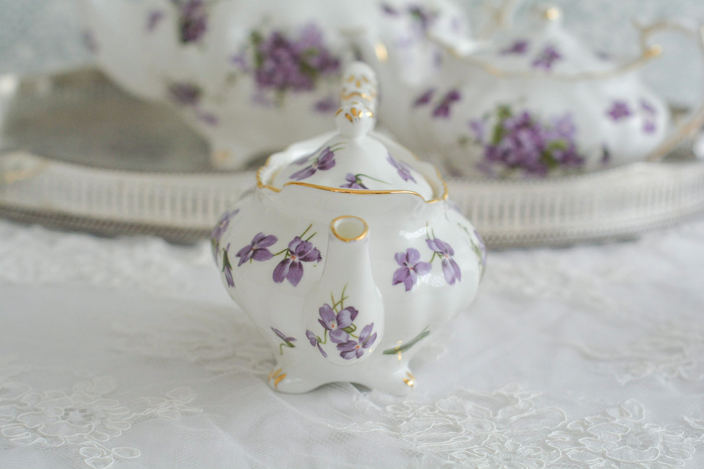 英国ヴィンテージ、ハマースレイの人気シリーズヴィクトリアンバイオレットシリーズの貴重なティーポット。Rose Antiquesはコールポートをはじめ、英国アンティーク磁器を中心にご紹介しています。