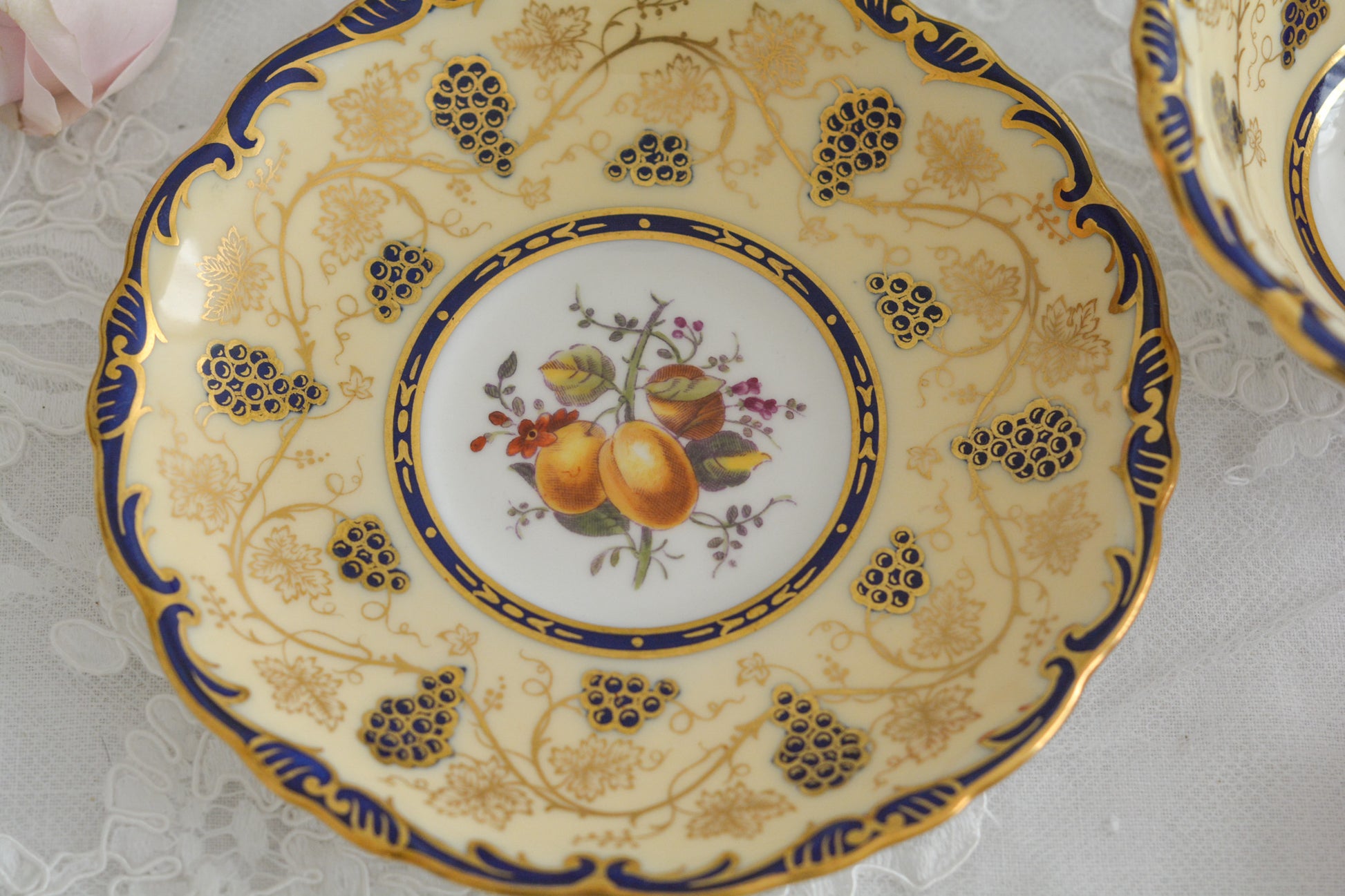 コールポートの1800年代の作品のリバイバルシリーズのオールドコールポートシリーズ。色々なお品がリバイバルされています。こちらはアデレードシェイプのリバイバル。ハンドルはアデレードシェイプハンドルではなくリングハンドルで、素磁も厚めに作られています。ロココリバイバルスタイルの優雅なデザインが美しいです。葡萄やフルーツ、お花の模様が大変豪華で美しいお品です。