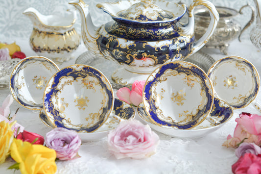 優雅なデザインが人気の、ミントンQシェイプのトゥルートリオです。コバルトブルーに金彩の模様が映えて美しく輝きます。トゥルートリオはティーカップ、コーヒーカップ、ソーサーのセットで、1800年代中頃まではトリオといえばトゥルートリオでした。紅茶もコーヒーも楽しめてとても合理的なセットです。ロココリバイバルの優雅なカップでティータイムをどうぞお楽しみくださいませ。