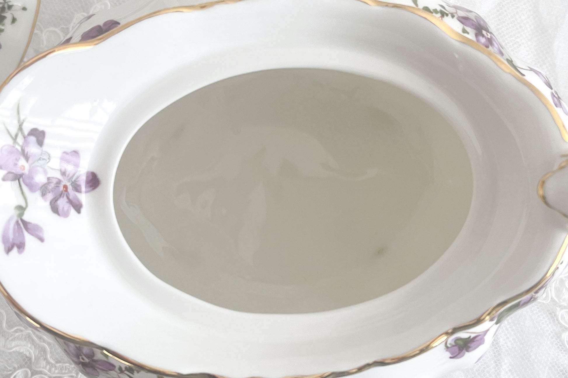 英国ヴィンテージ、ハマースレイの人気シリーズヴィクトリアンバイオレットシリーズの貴重なラージポット。Rose Antiquesはコールポートをはじめ、英国アンティーク磁器を中心にご紹介しています。