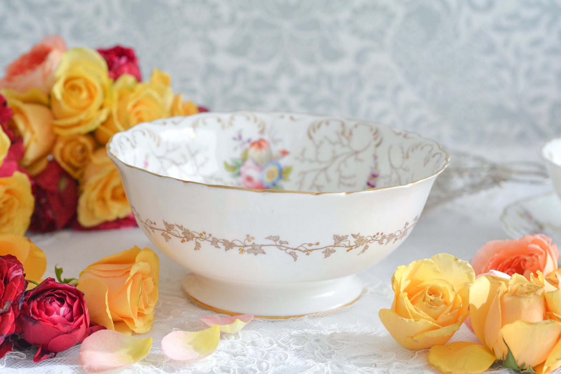 コールポートの花々と宿木?の描かれたプレートです。私は宿木シリーズと呼んでおります。ハンドペイントで生き生きと描かれたお花と、繊細で丁寧に描かれた金彩の宿木がコールポートらしく上品です。華やかでクリスマスにもぴったりな雰囲気ですね。スロップボウルは、元々はティータイムの際に湯こぼしの器として使われてきました。サラダなどを盛り付けても素敵です。