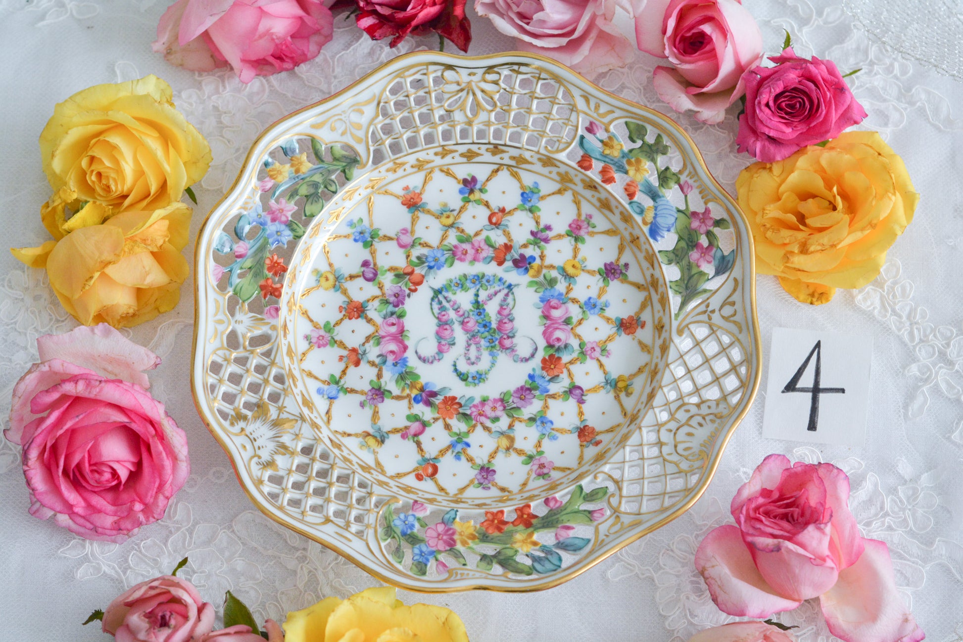 オーストリアの「国の母」とたたえられたハプスブルグ家の女帝「マリア・テレジア」。のちにフランス国王ルイ16世に嫁いだマリー・アントワネットの母でもあります。その名前にふさわしく、また、ウィーンの煌びやかな芸術や宮殿を思わせるような華やかで美しい世界観のプレートです。カール・ティーメの素晴らしいハンドペイントの絵付けをお楽しみください。