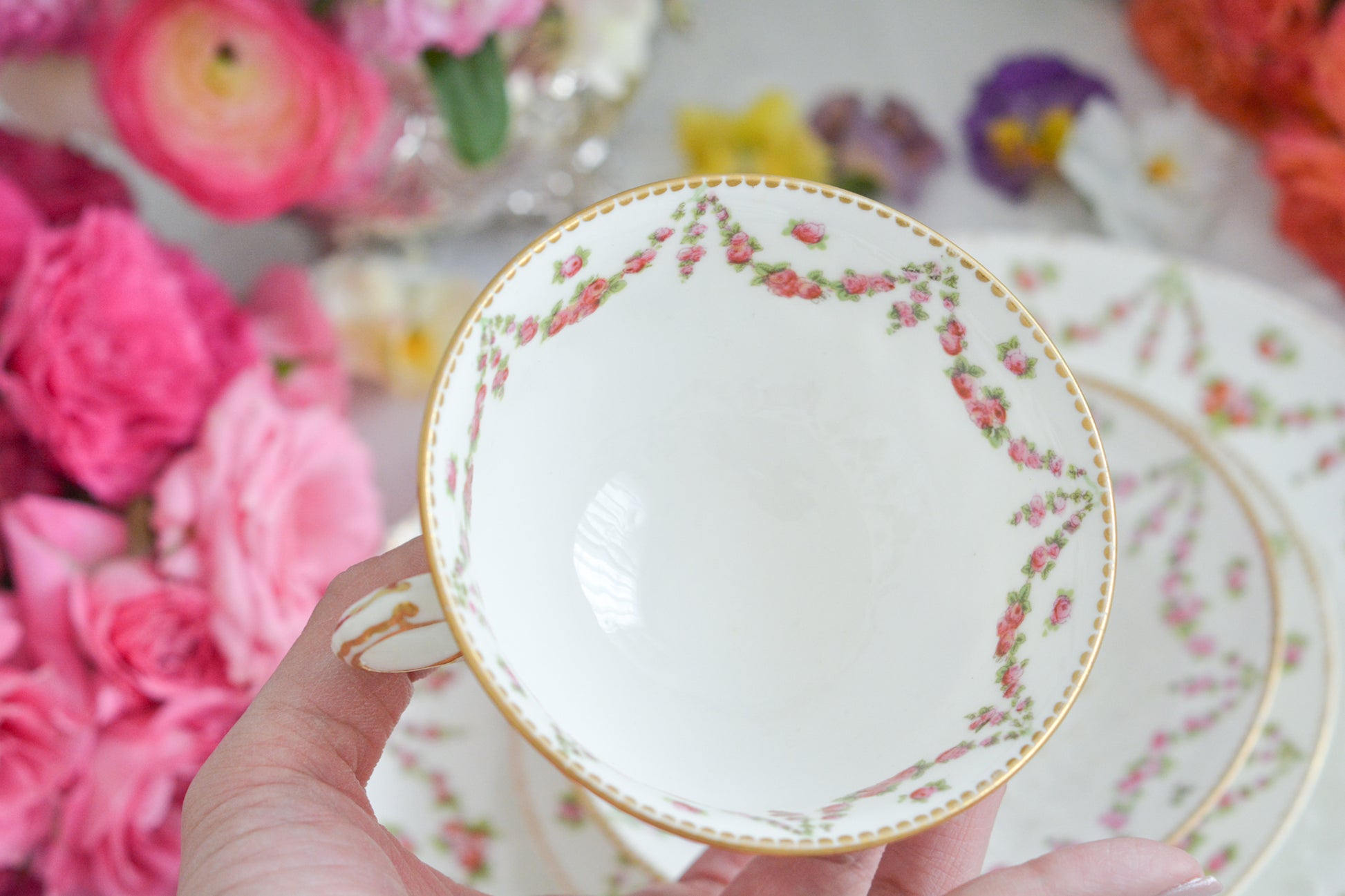 バラのガーランド模様が可愛らしい、ジョージ・ジョーンズ・クレッセントのセットです。カップ&ソーサー、サイドプレート、B&Bプレートのとても便利なセットです。クレッセントらしい可憐で上品な雰囲気がティータイムを盛り上げます。素磁の模様もとっても可愛らしいですよ。