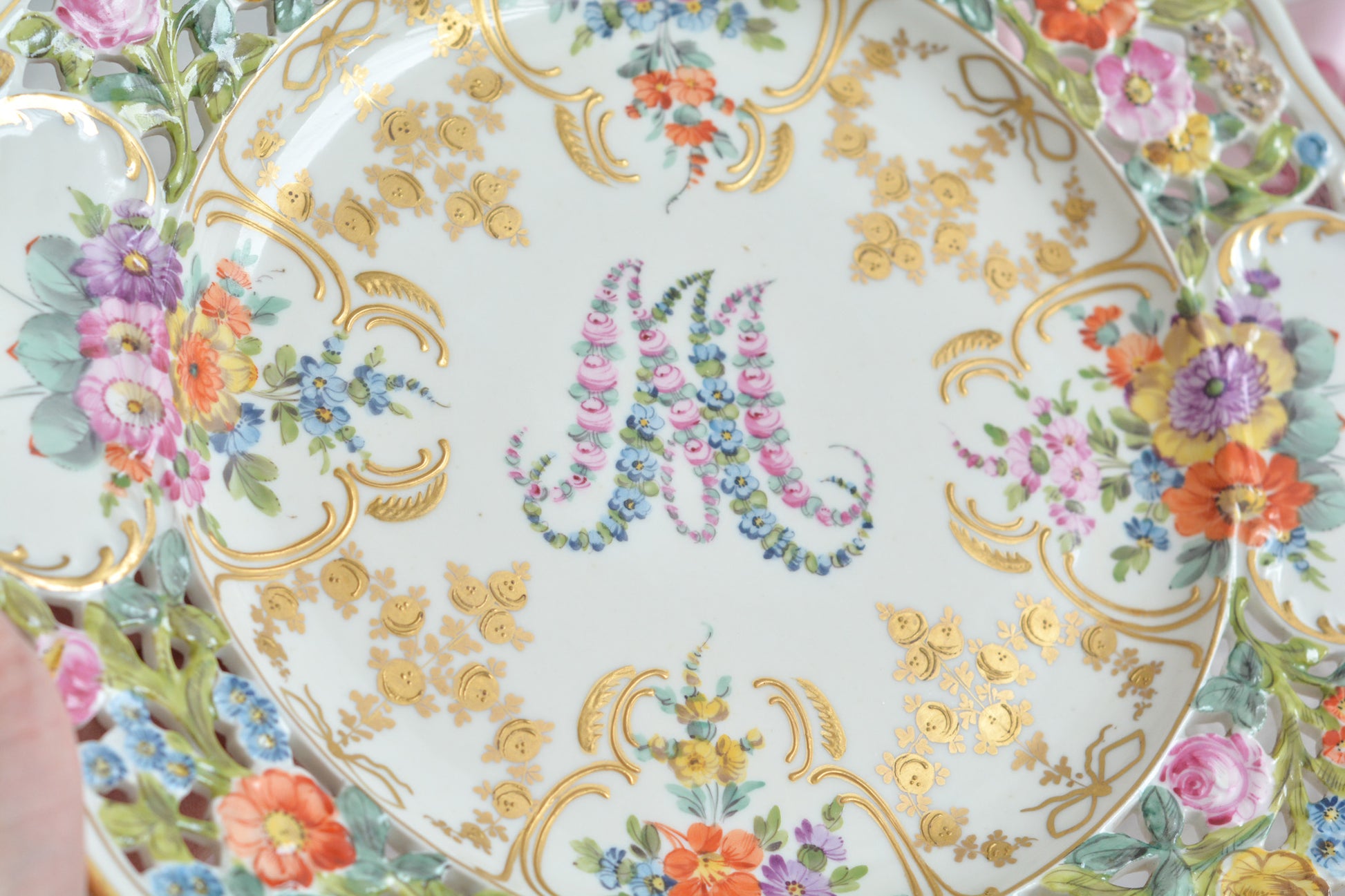 花文字でマリーアントワネットのMとAが描かれた、カール・ティーメ工房の美しいプレートです。全てハンドペイントで絵付けされていて、見れば見るほど引き込まれるお品で、テーブルコーディネートの主役になるプレートです。金彩部分も本当に美しく、リボンもとても可愛らしいですね。