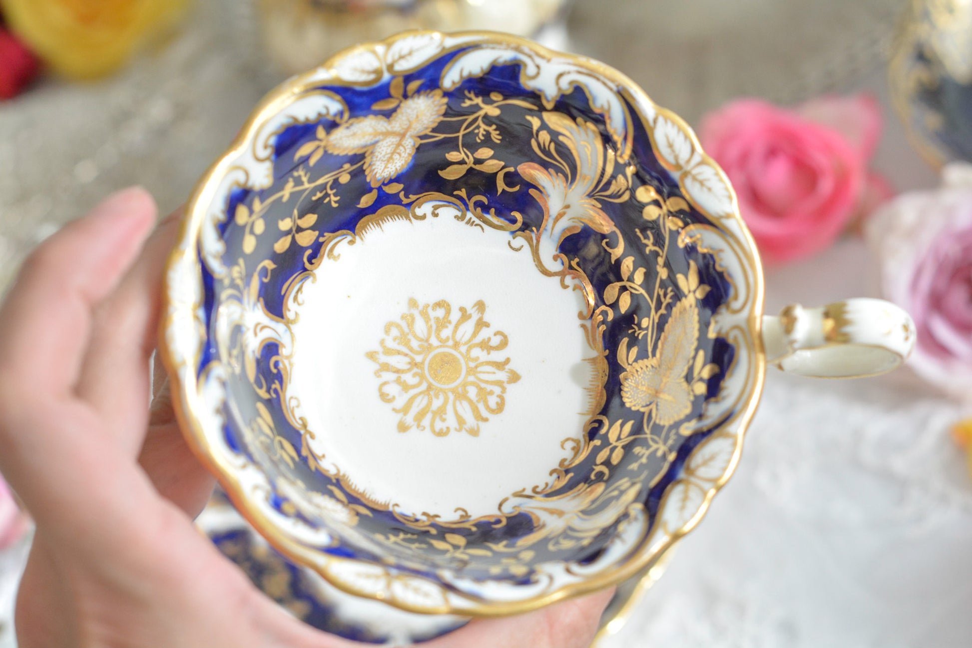 コバルトブルーに金彩の葉っぱ模様が大変美しい、コールポートアデレードシェイプのカップ&ソーサーです。優美なシェイプは大変美しく、重厚感がありながら繊細さも感じるお品です。カップに1ヶ所古いヒビが入っているためお値打ち価格になっています。ヒビはあるものの、ロココリバイバルの大変美しいカップです。