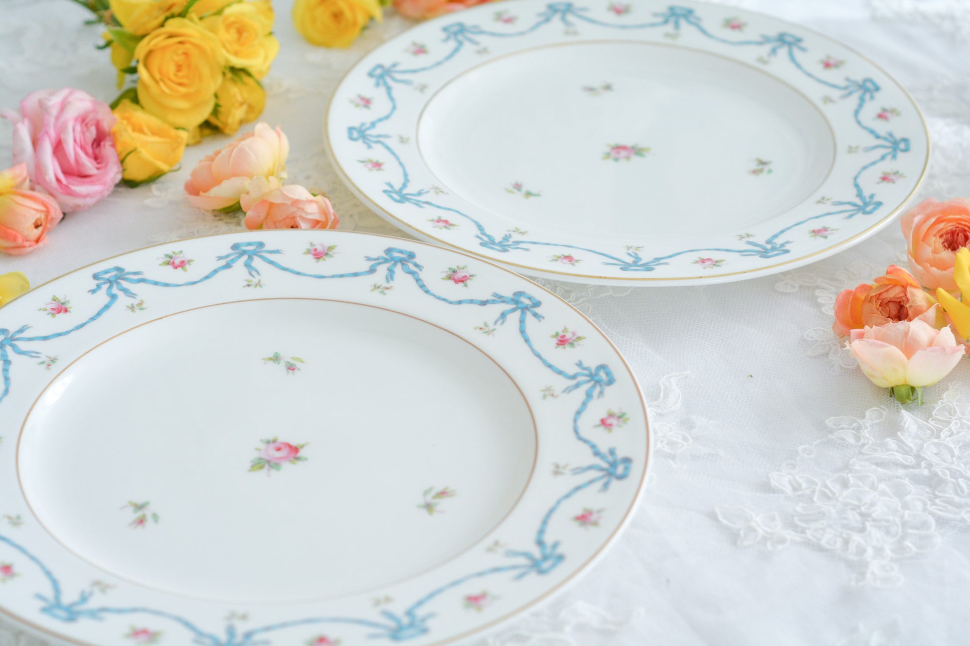 コールポートの可愛らしいディナープレート。水色のリボンと薔薇のガーランドのようなデザインがとても愛らしいです。サービングプレートとしても、ディナープレートとしてもお使いいただけます。ワンプレートランチにお使いいただいても素敵ですね。