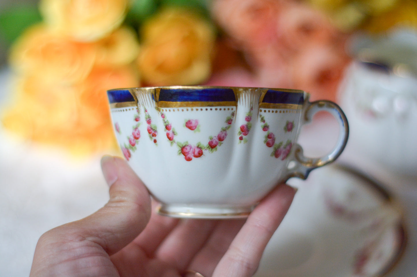 クレッセントのティーセット。薔薇のガーランドが大変可愛らしいお品です。Rose Antiquesはコールポートをはじめ英国のアンティーク食器をご紹介しています。