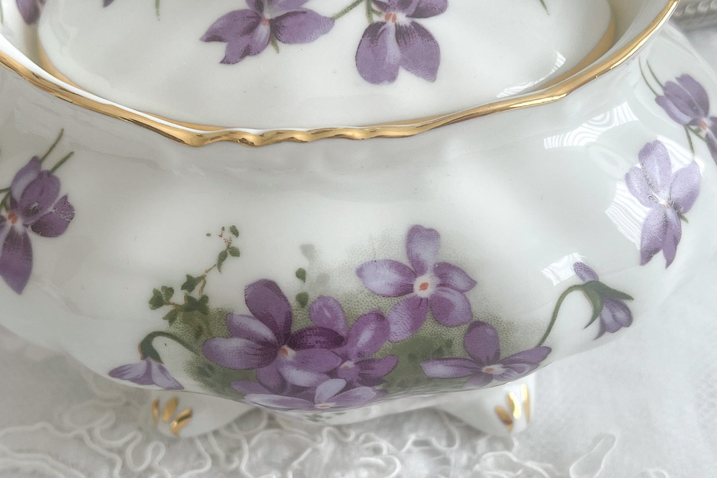英国ヴィンテージ、ハマースレイの人気シリーズヴィクトリアンバイオレットシリーズの貴重なティーポット。Rose Antiquesはコールポートをはじめ、英国アンティーク磁器を中心にご紹介しています。