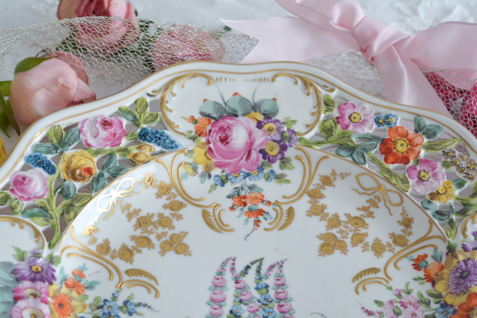 花文字でマリーアントワネットのMとAが描かれた、カール・ティーメ工房の美しいプレートです。全てハンドペイントで絵付けされていて、見れば見るほど引き込まれるお品で、テーブルコーディネートの主役になるプレートです。金彩部分も本当に美しく、リボンもとても可愛らしいですね。