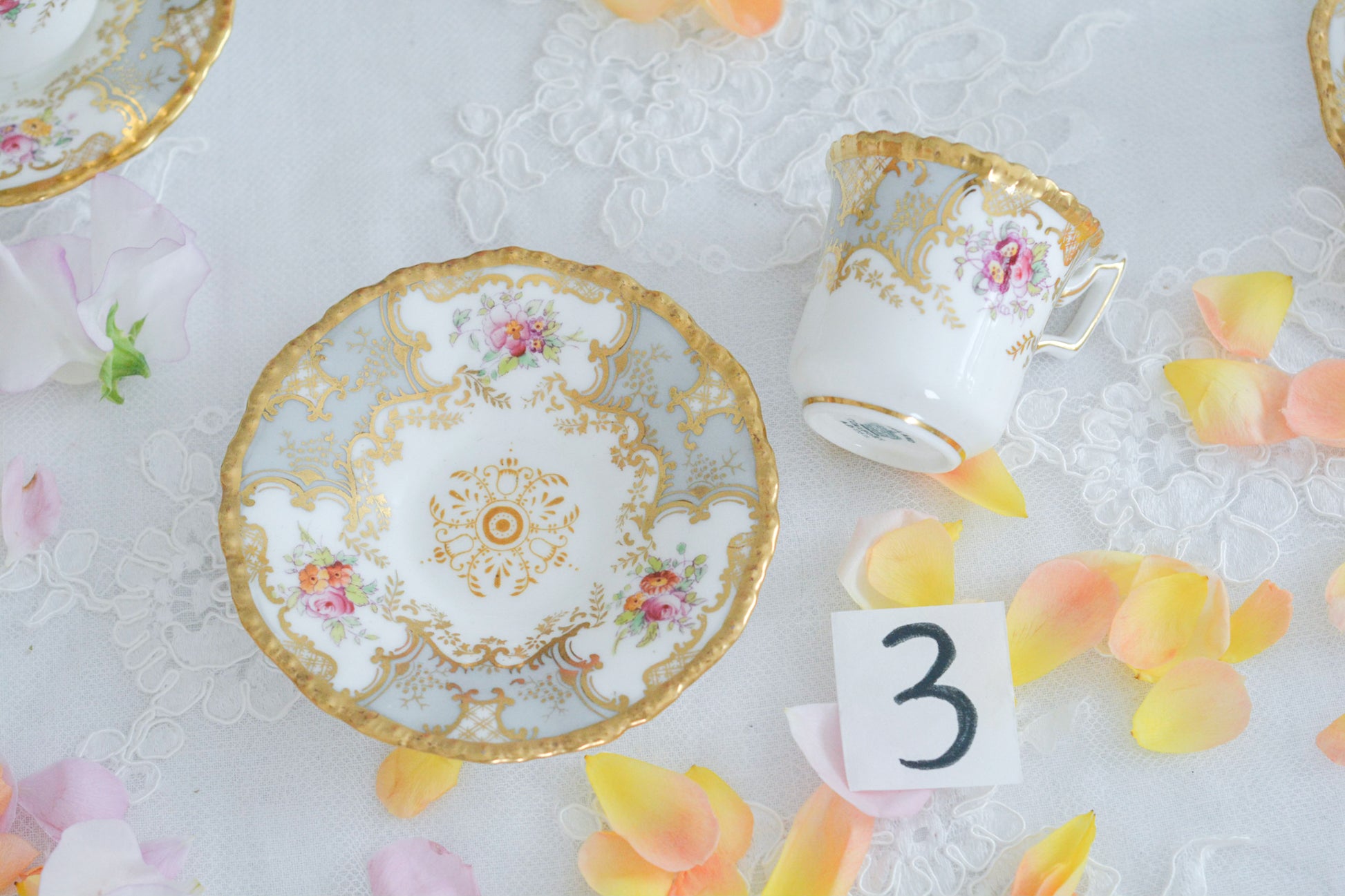 コールポートの人気シリーズ「バットウィング」。バットウィングは、たくさんのカラーバリエーションがあります。グレーカラーはレアカラーで、優しく明るい雰囲気。金彩もとても豪華でテーブルにあるだけでキラキラと輝いて見えます。デミタスカップの小さな世界に豪華で美しい模様がぎゅっと詰まった大変素晴らしいお品です。バットウィングシリーズも状態の良いお品は入手困難になってきました。貴重なグレーのバットウィングの輝きをどうぞお楽しみください。