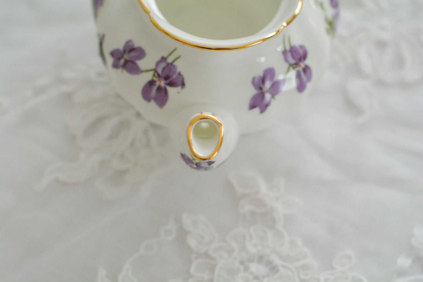 英国ヴィンテージ、ハマースレイの人気シリーズヴィクトリアンバイオレットシリーズの貴重なティーポット。Rose Antiquesはコールポートをはじめ、英国アンティーク磁器を中心にご紹介しています。