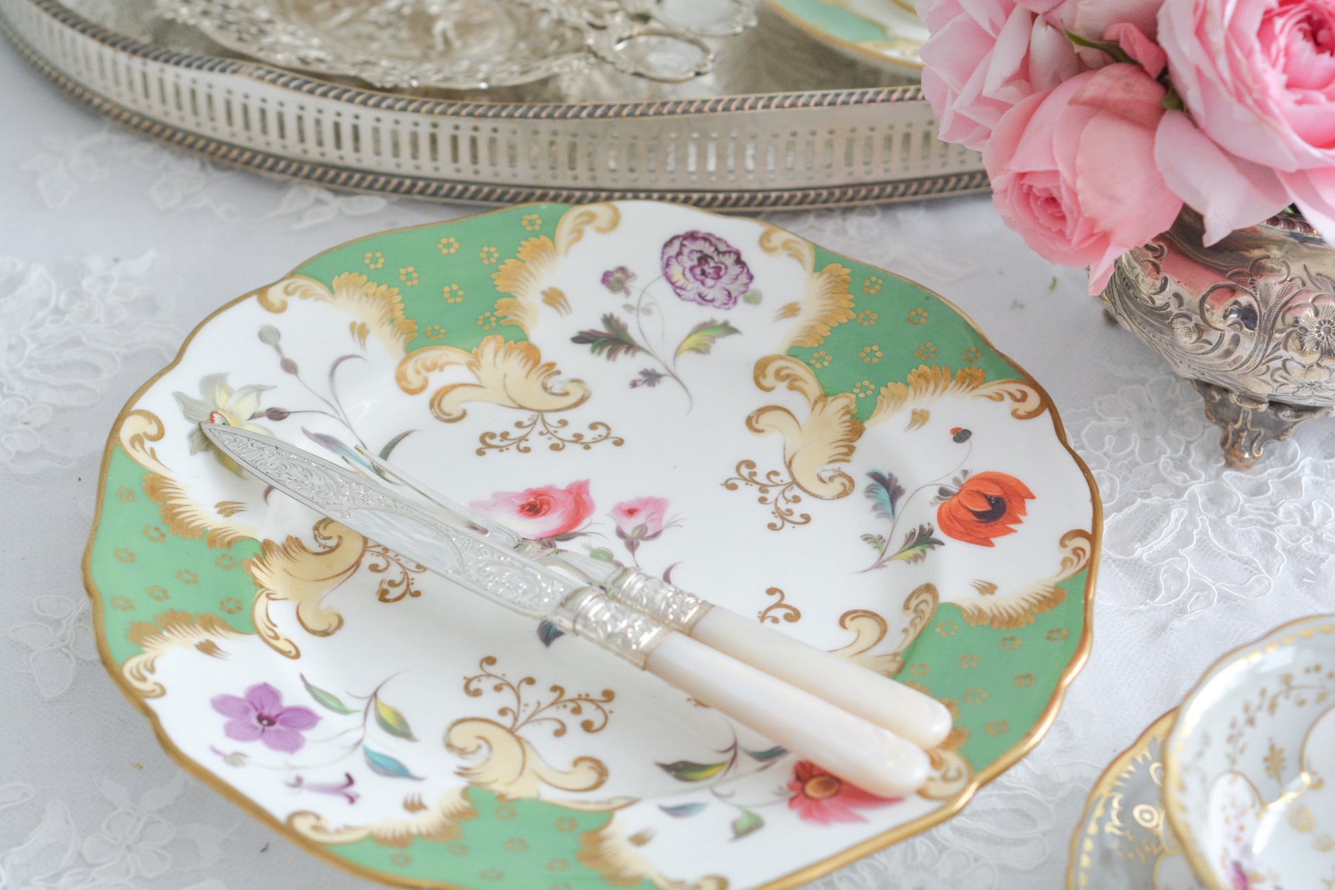 J.Green&Sonsという小売店のプレートです。J.Green&Sonsは1934年から1842年に聖ポール大聖堂近くに店を構えていました。大きなお店だったようです。メーカーのバックスタンプはありません。小売店の希望でメーカーのバックスタンプを入れなかったと推察しています。ハンドペイントで丁寧に描かれた1輪の花々。とても大変生き生きと描かれていて、見ていて飽きません。